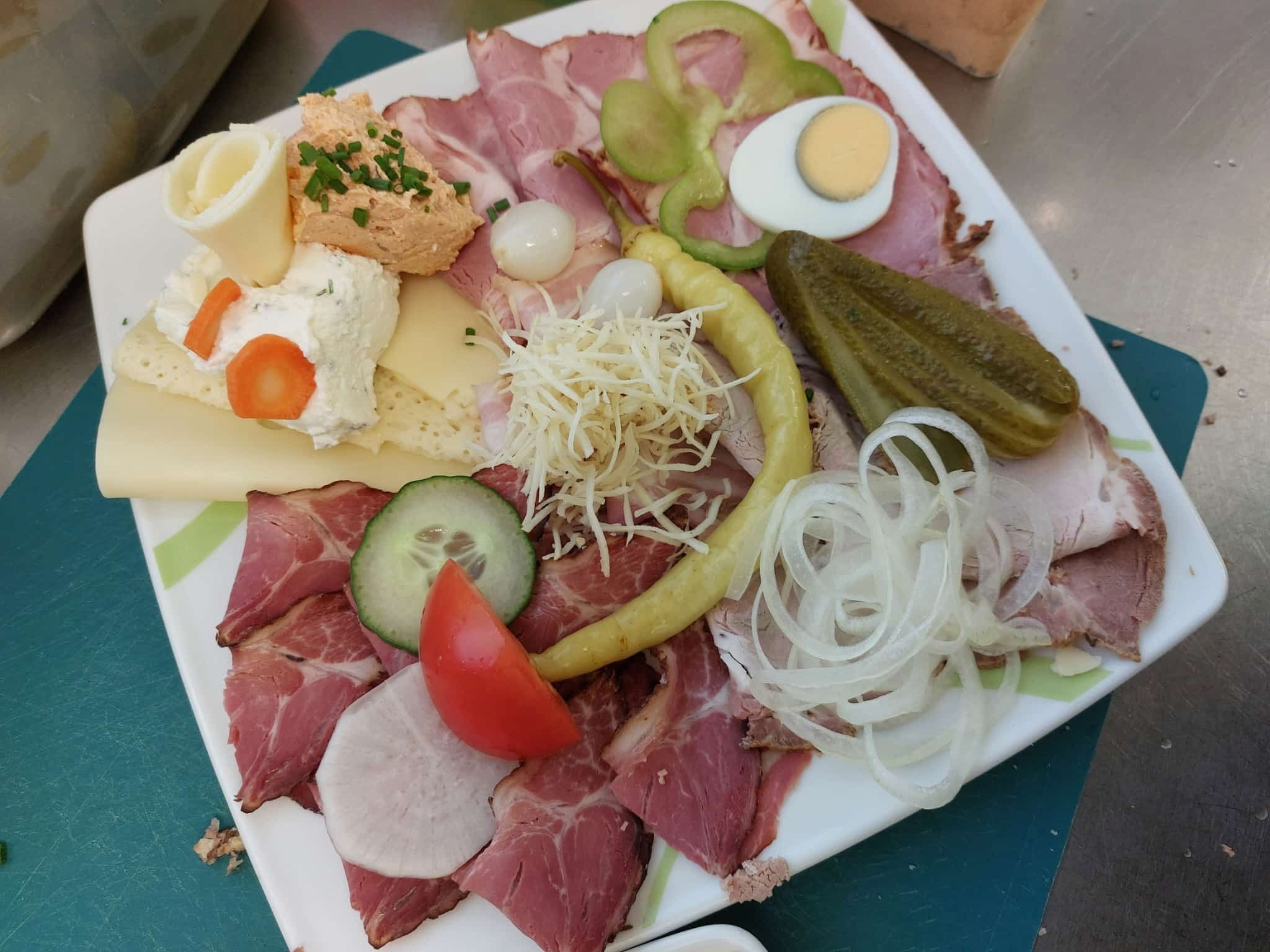 Výdatná občerstvenie v vinárni s regionálnymi špecialitami a klasickým príslušenstvom.
