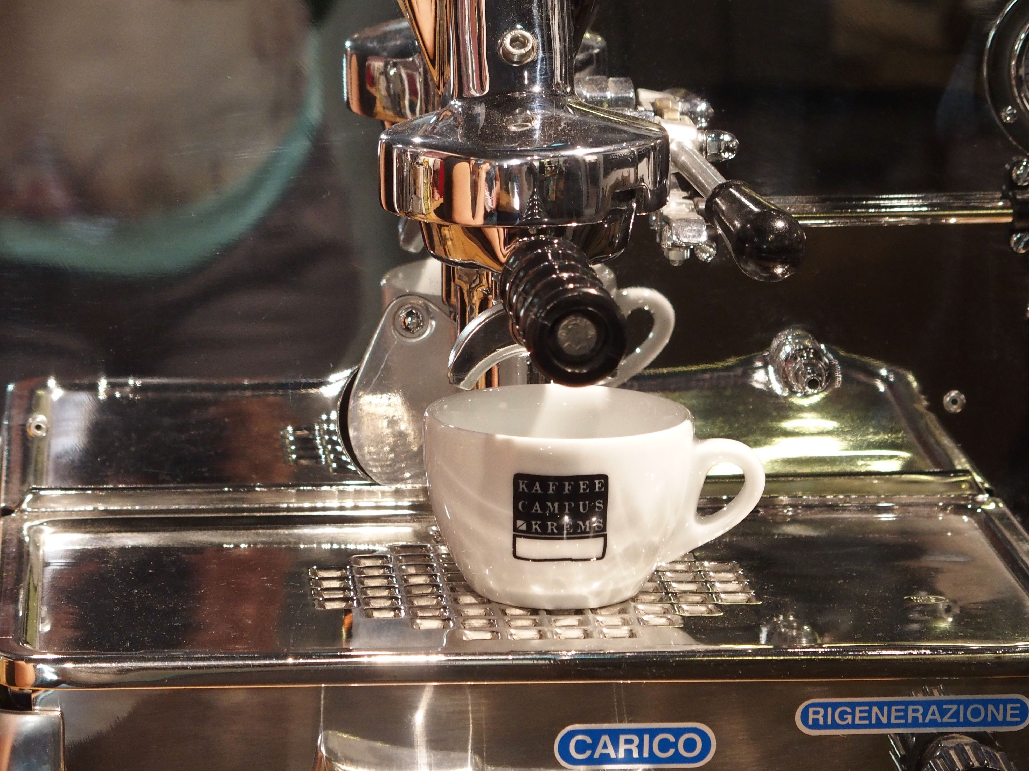 Espresso so šálkou, ktorá varí kávu.