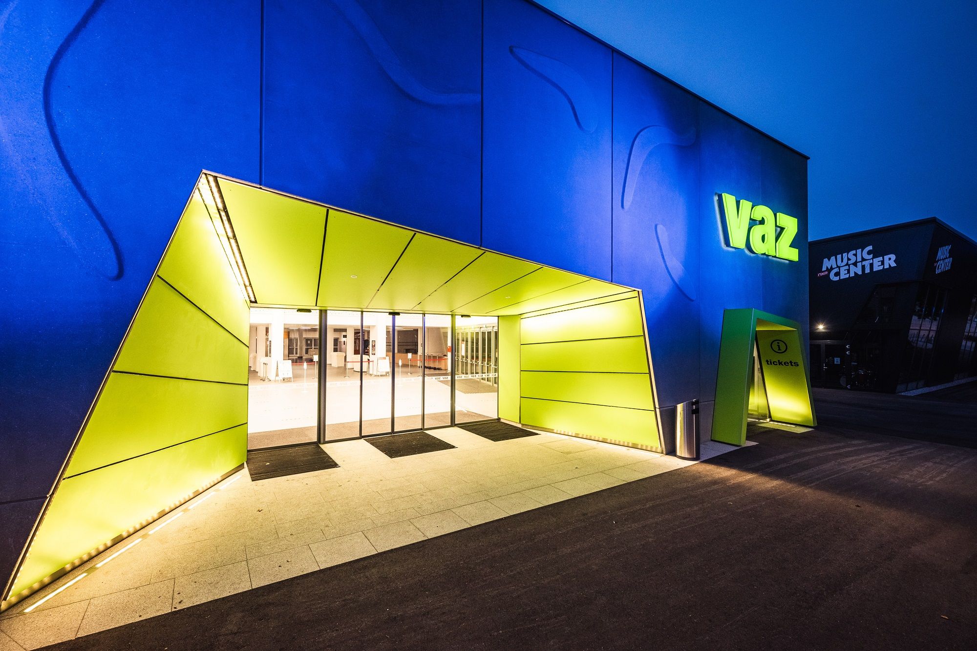 Vchod do VAZ St. Pölten s osvetleným nápisom a modernou architektúrou.