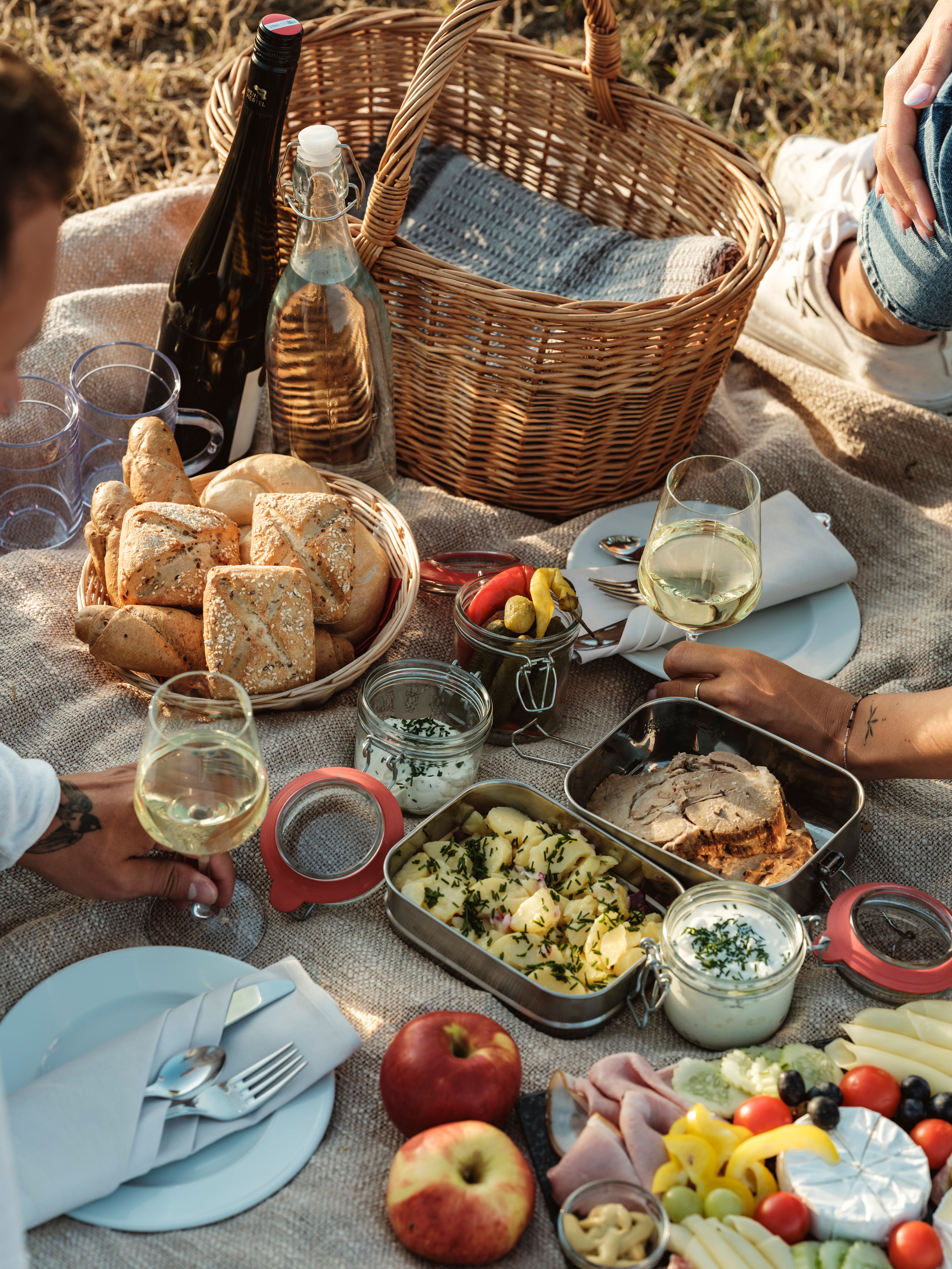 Letecký pohľad na hrad Mailberg s okolitou krajinou.