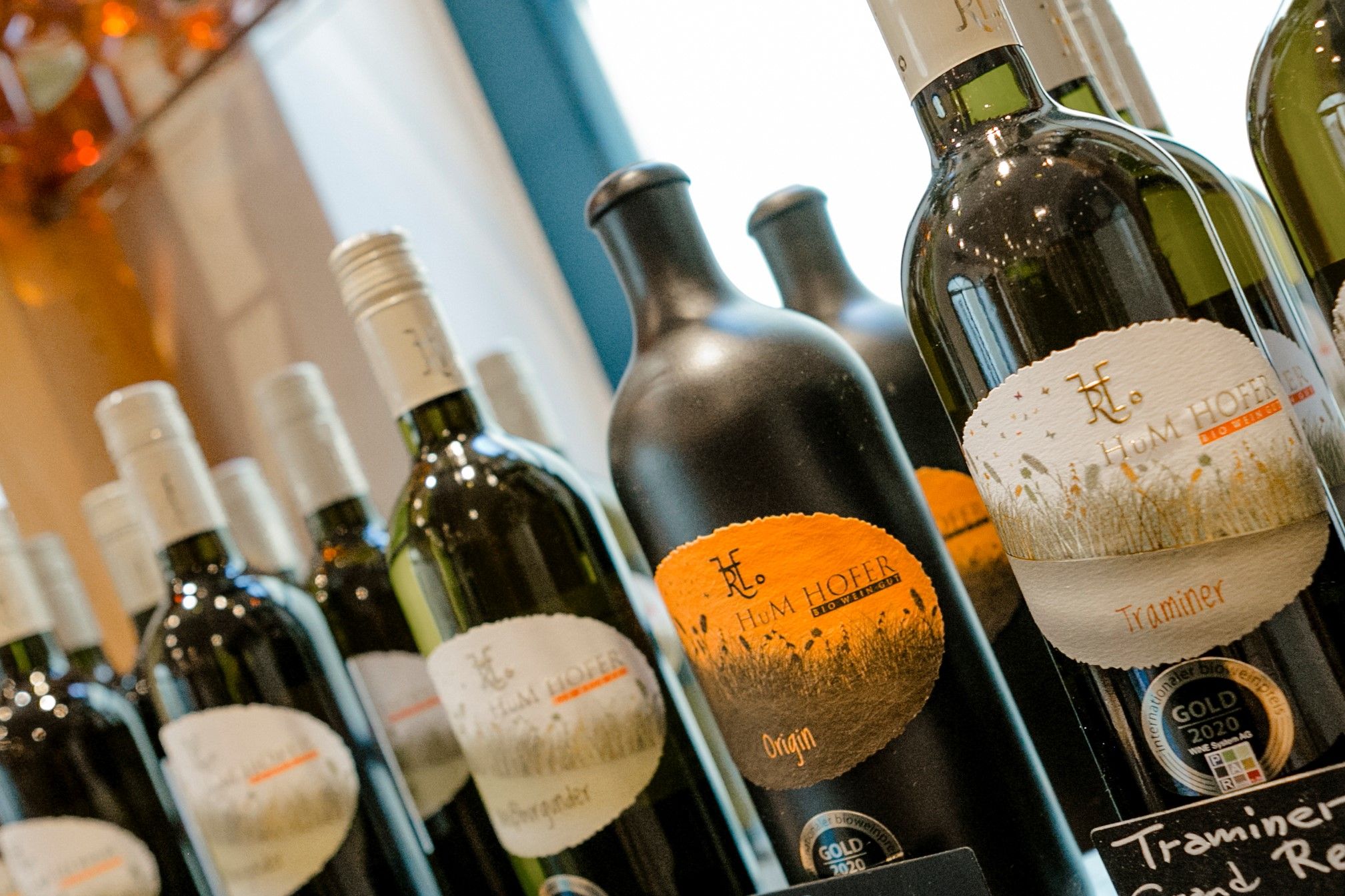 Detailný záber na fľaše vína označené značkou Hum Hofer.