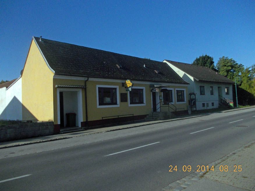 Exteriérový pohľad na žltý hostinec na ulici z 24.9.2014.