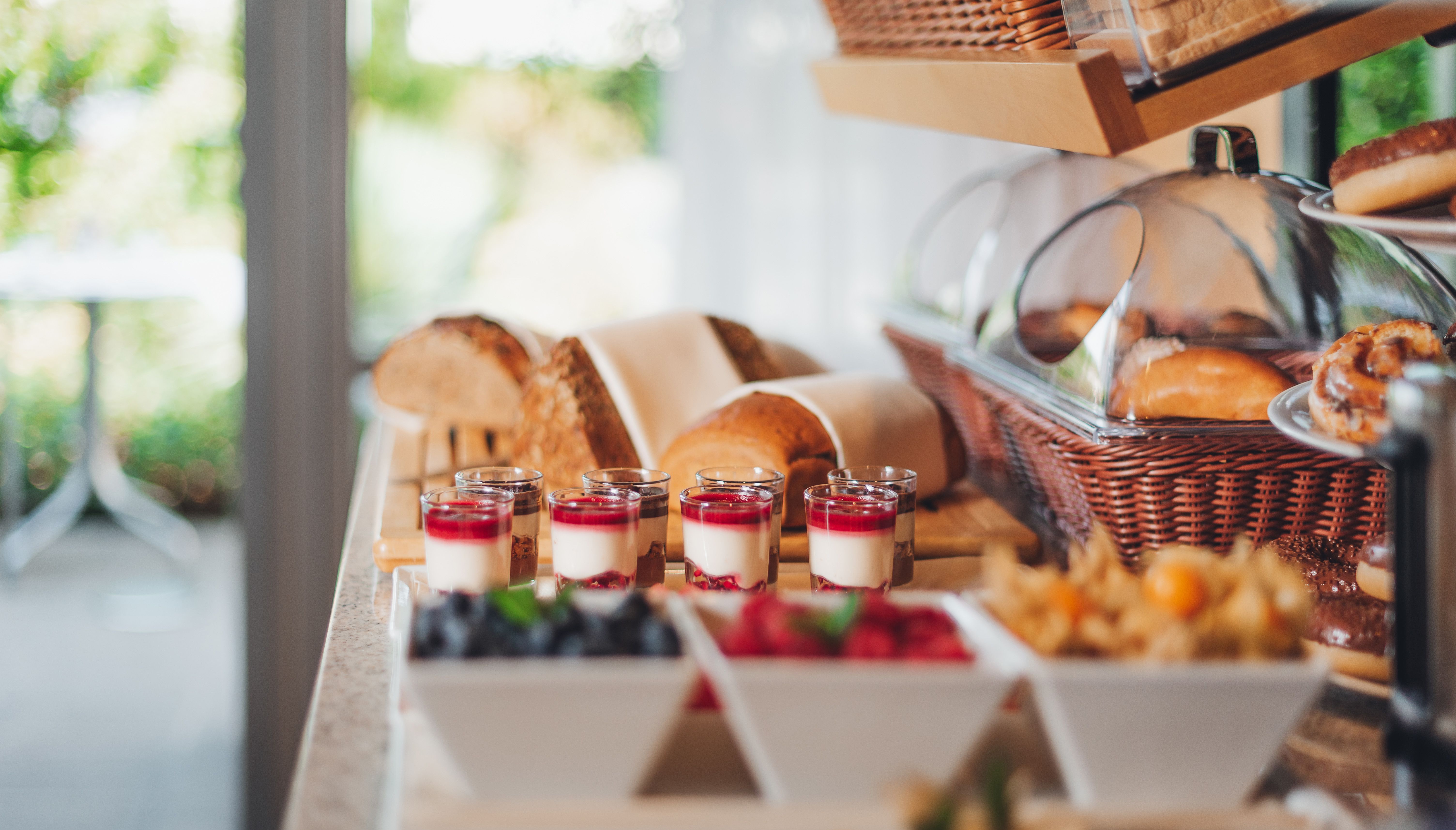 Chlieb, ovocie, jogurt - raňajkový bufet v HEINhoteli Viedeň na letisku