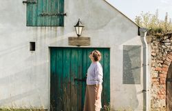 Vínna pivnica v Zellerndorfe, obklopená vinicami a modrou oblohou.