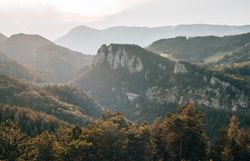 Die sanften Hügel und majestätischen Berge laden zu unvergesslichen Wanderungen ein. In der warmen Sommerluft blühen die bunten Wildblumen und die Aussicht auf die umliegenden Täler ist einfach atemberaubend. Hier findet jeder Naturfreund sein persönliches Paradies der Blicke.