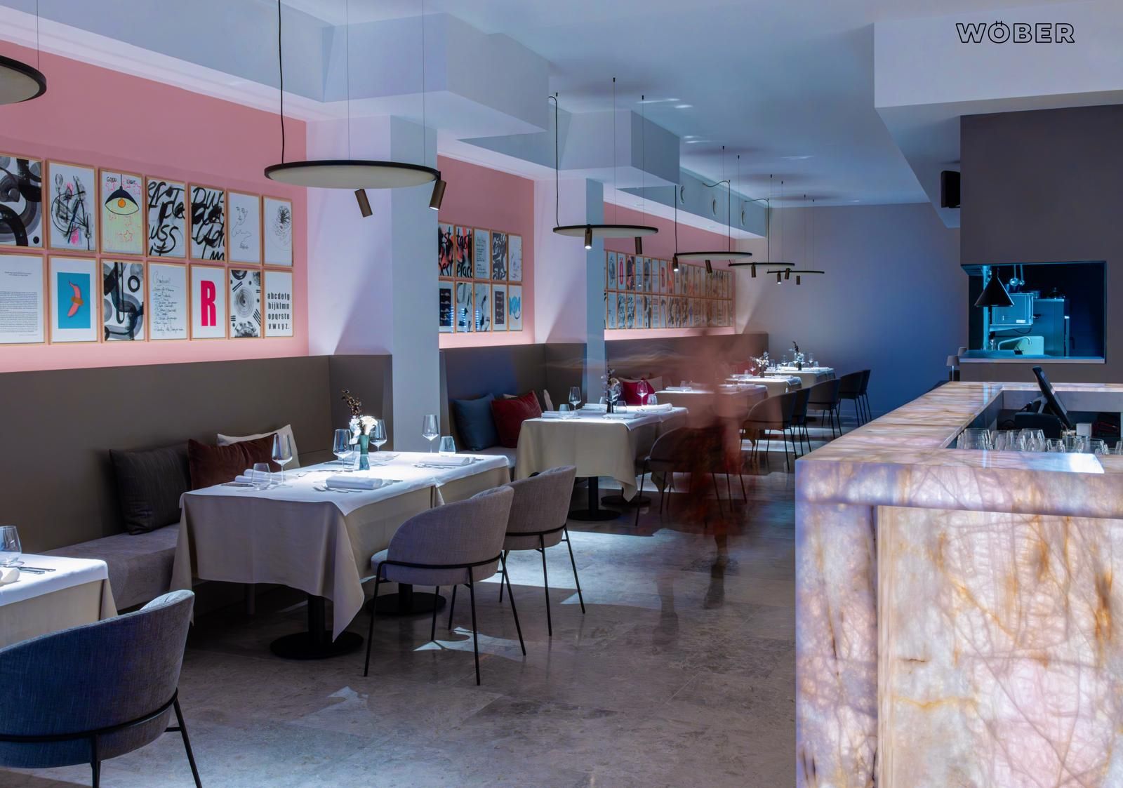 Reštaurácia vo vnútri s niekoľkými prestretými stolmi 