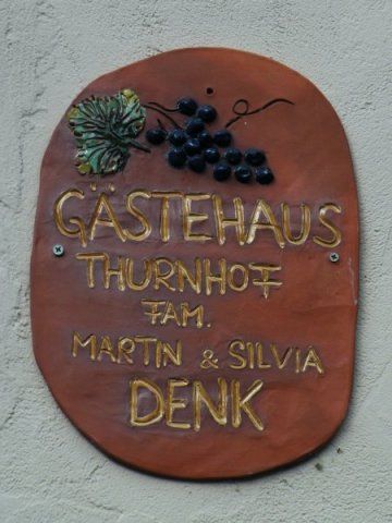 Nápis Guesthouse Thurnhof s motívom hrozna.
