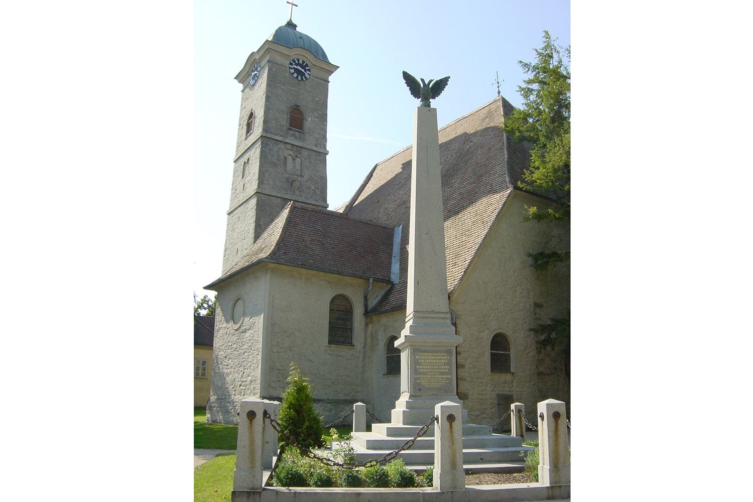 Kostol s vežou a pamätníkom v Ulrichskirchene.