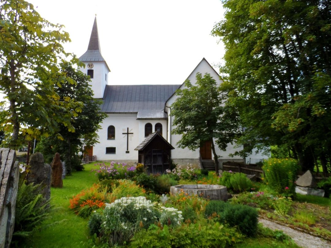 Krásna záhrada farského kostola Lackenhof