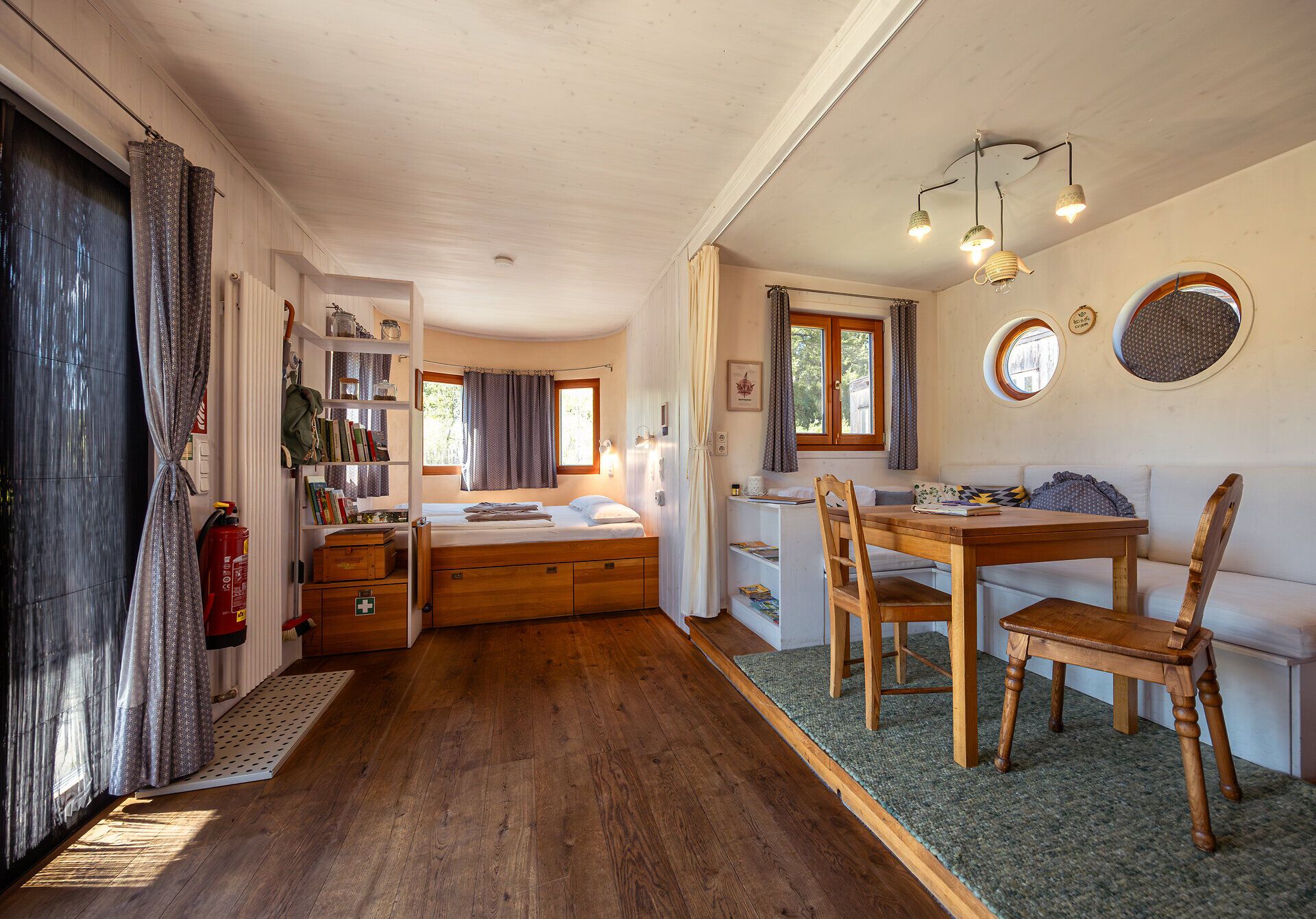 In den gemütlichen Land-Lofts erwartet Sie eine harmonische Verbindung von Natur und modernem Komfort. Die warmen Holztöne und die einladende Atmosphäre schaffen einen perfekten Rückzugsort, um die Seele baumeln zu lassen und die Schönheit der Umgebung zu genießen.