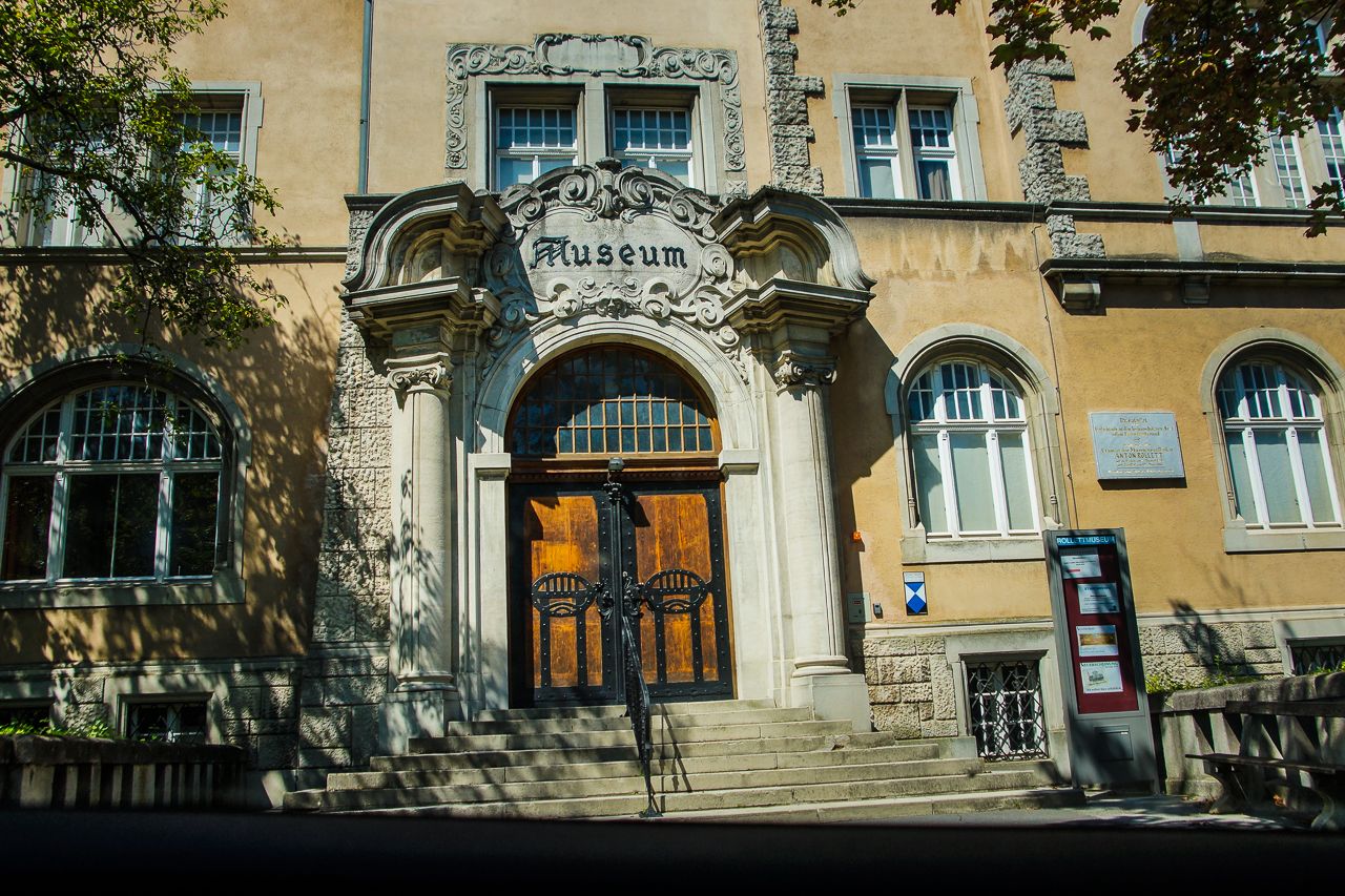 Vstup do múzea Rollett so zdobeným oblúkom a schodiskom.