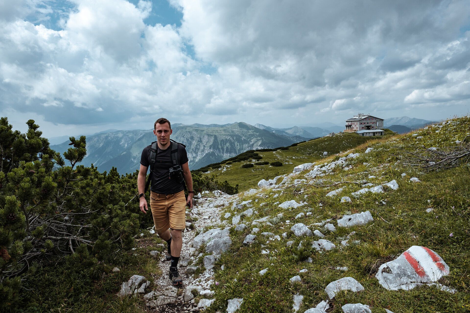 Turista si vychutnáva čerstvý horský vzduch a úchvatný výhľad na okolité vrcholy. Zvlnené kopce a zelená tráva pozývajú na plnohodnotné spoznávanie prírody. Tu, vo Viedenských Alpách, sa každý krok stáva nezabudnuteľným dobrodružstvom.