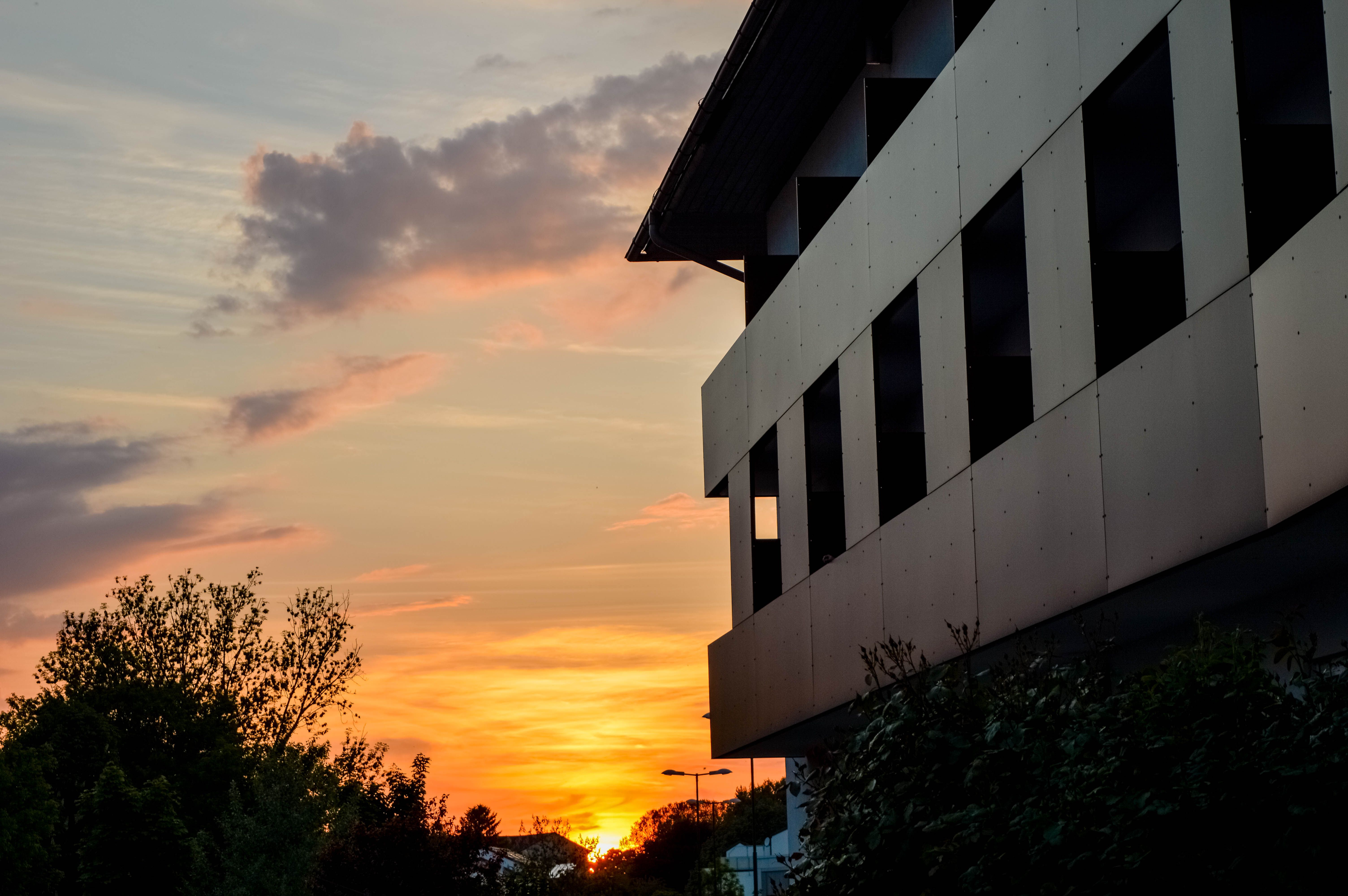 Exteriérový pohľad na hotel pri západe slnka 