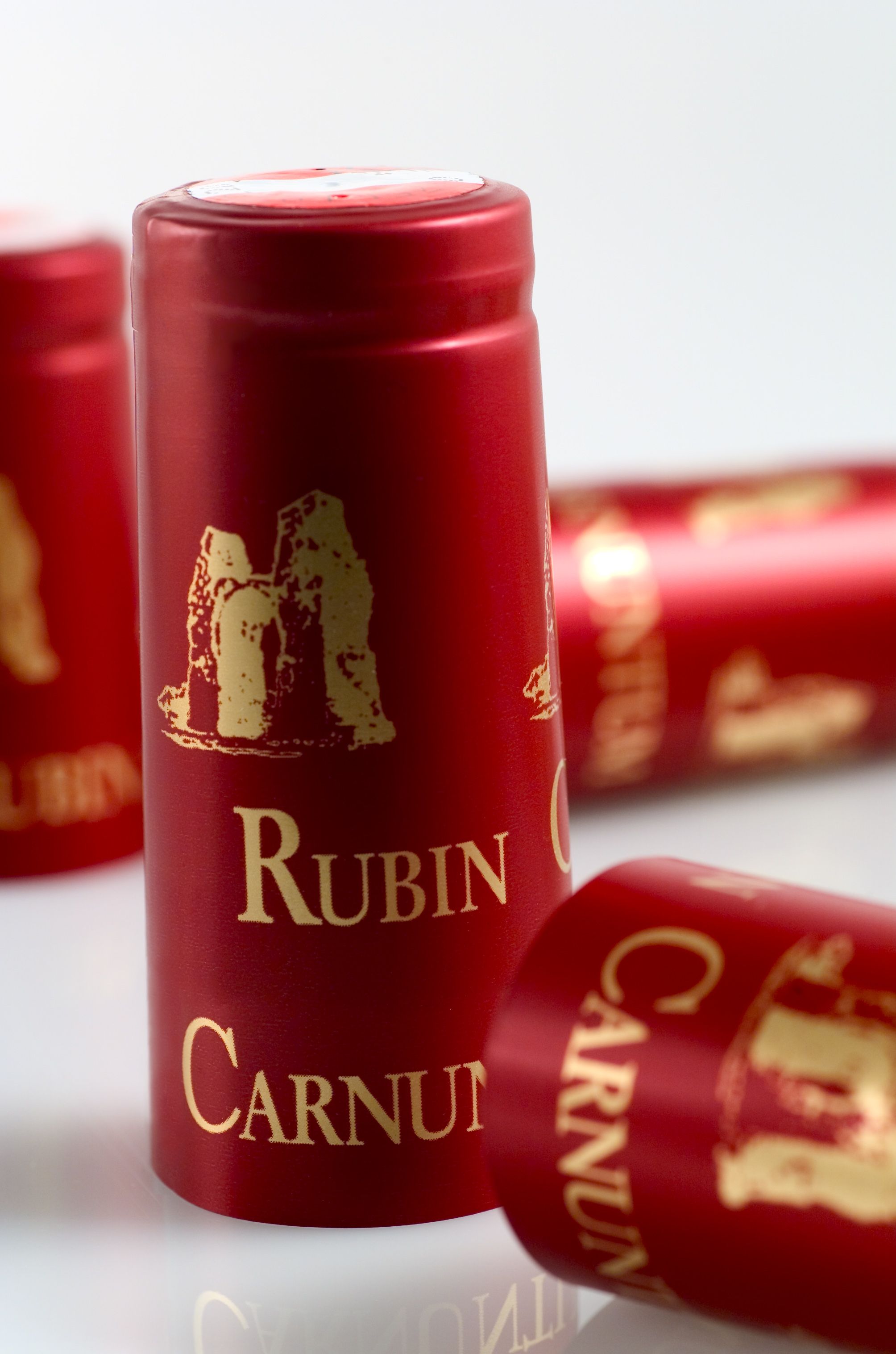 Detailný záber na kapsuly červeného vína s označením "Rubin Carnuntum".