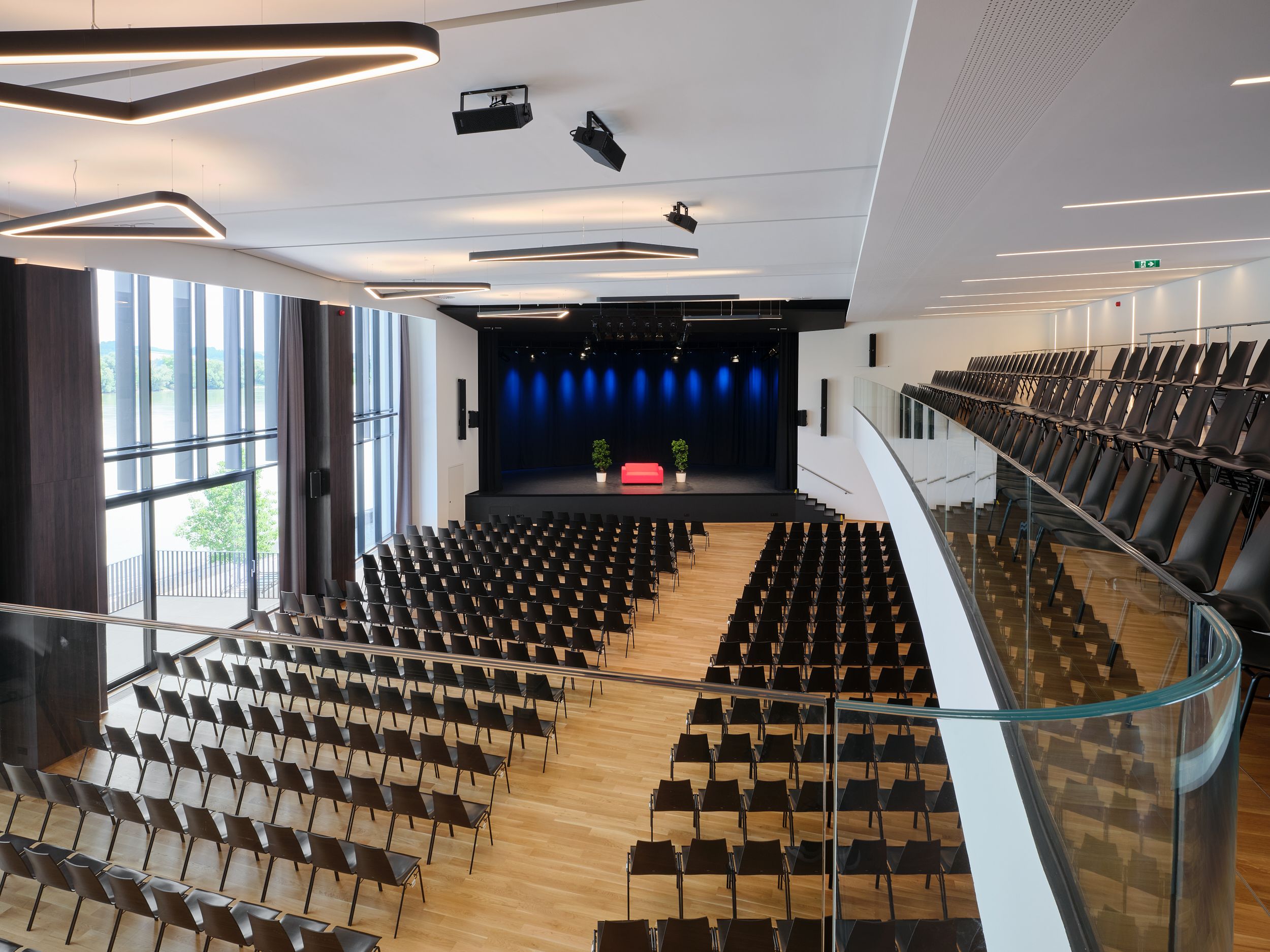 Pohľad do interiéru Stadthalle Ybbs s prázdnymi radmi sedadiel a javiska.