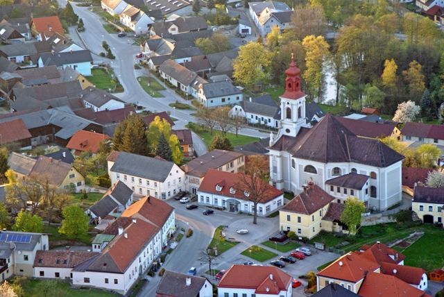 Letecký pohľad na pútnický kostol Hoheneich v centre obce.