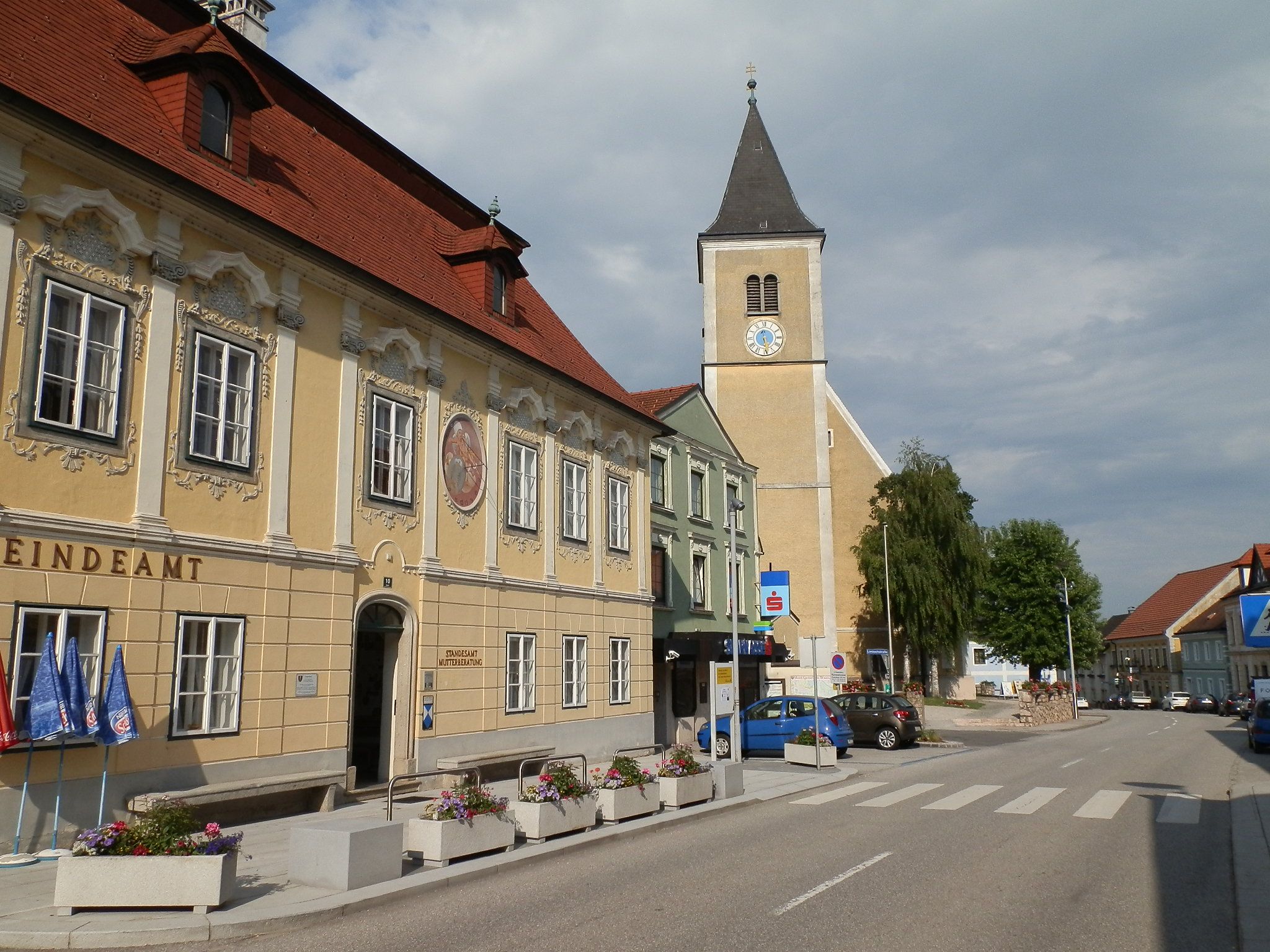 Ulica v Strengbergu s obecným úradom a kostolom.