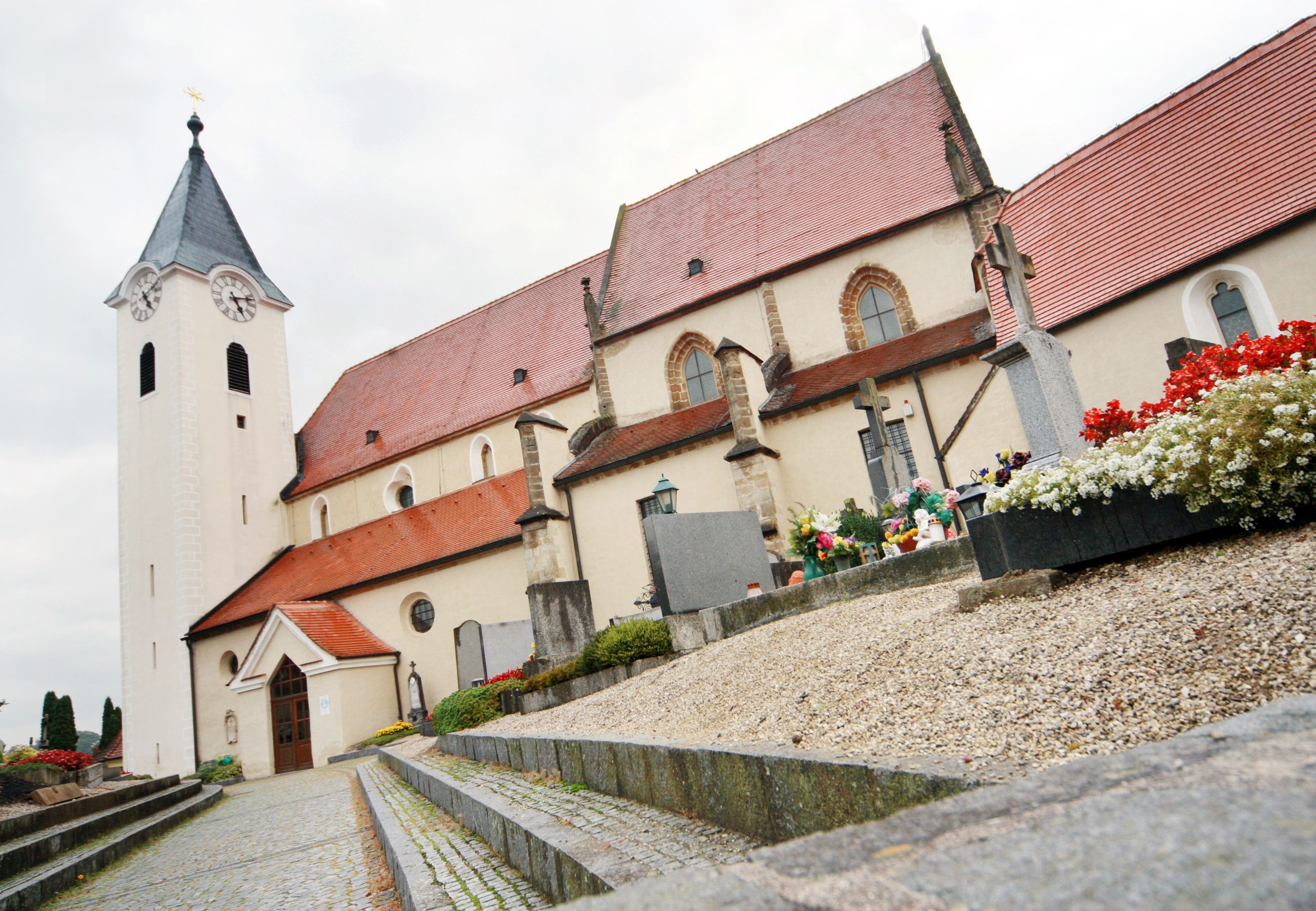 Ardaggerský kolegiátny kostol s cintorínom v popredí.