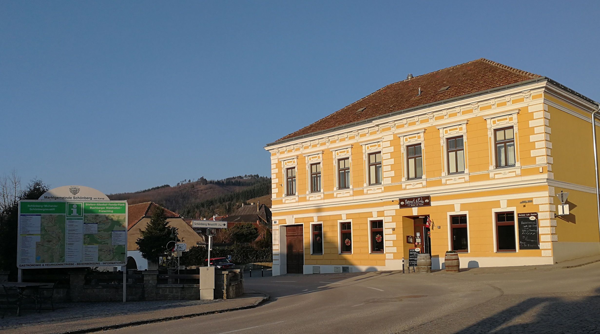 Žltá budova s nápisom "Papperl á Pub" v Schönbergu am Kamp, Rakúsko.