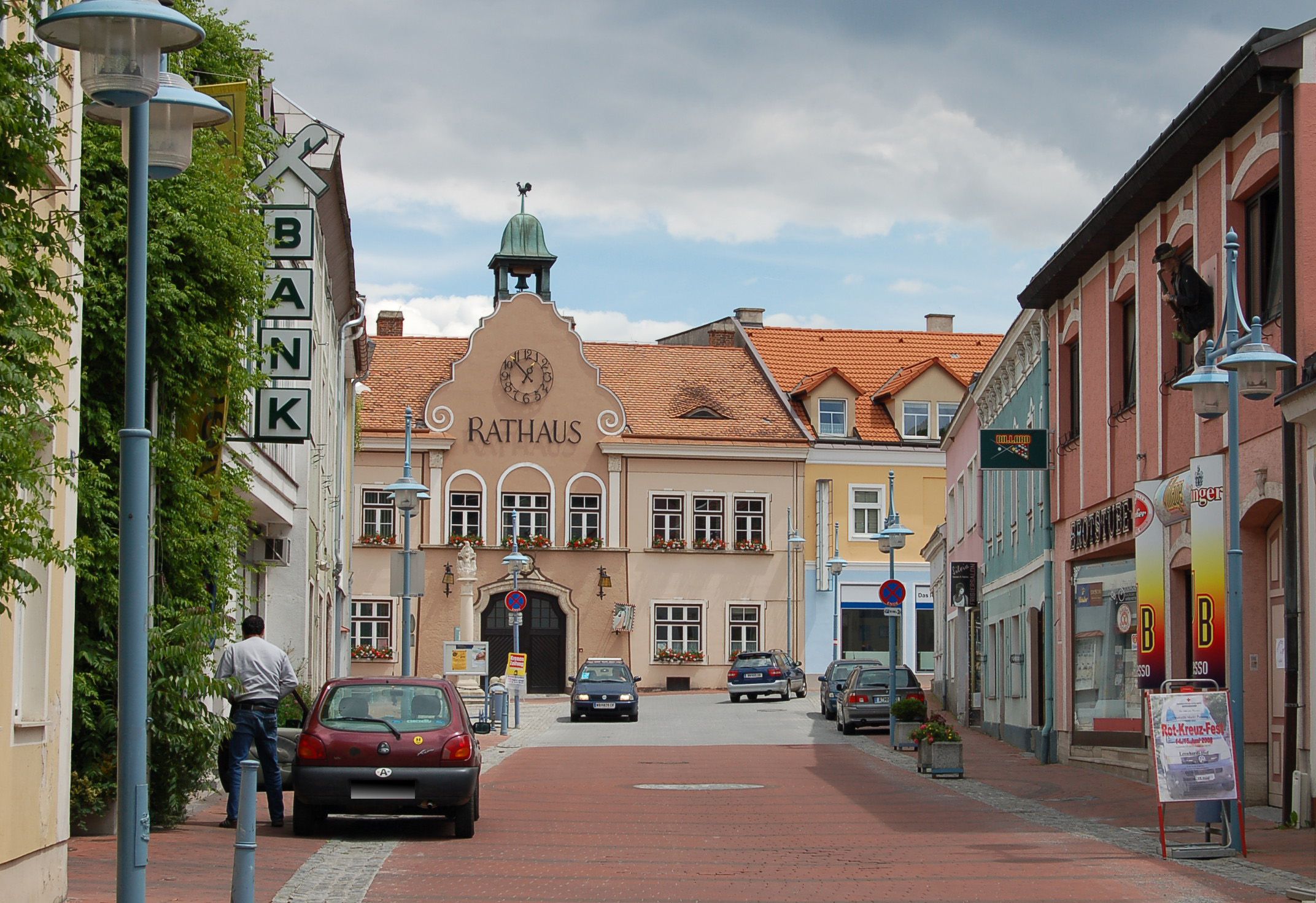 Ulica v Markt Piesting s radnicou v pozadí.