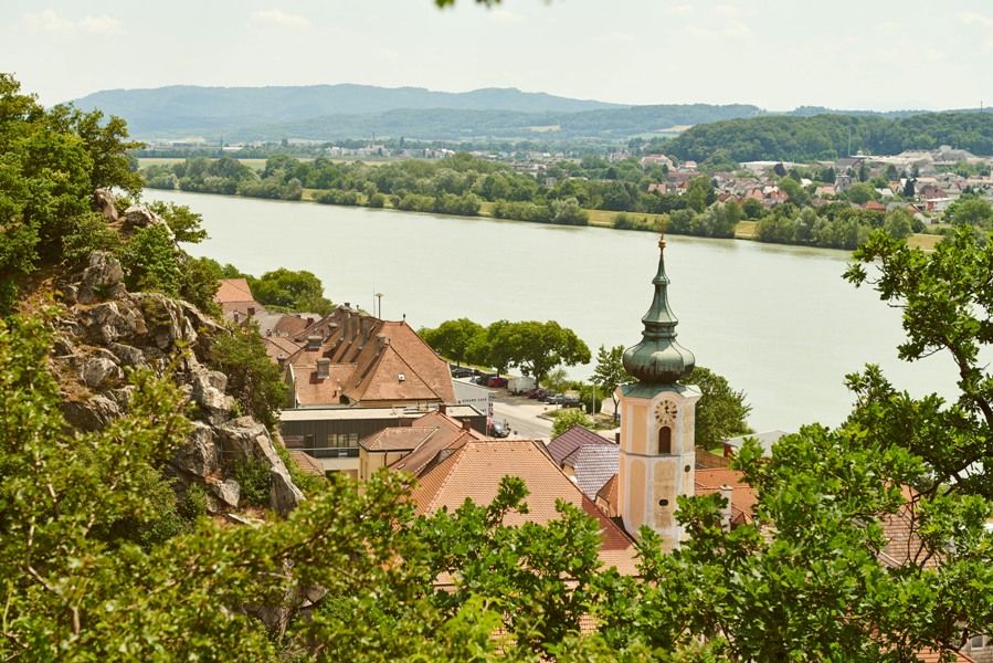 Pohľad na Marbach na Dunaji v lete s kostolom a riekou.