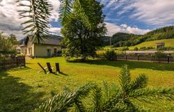 Na stanici Wienerbruck-Josefsberg, obklopenej zelenou krajinou a malým vonkajším posedením, zastavuje zlatý vlak.