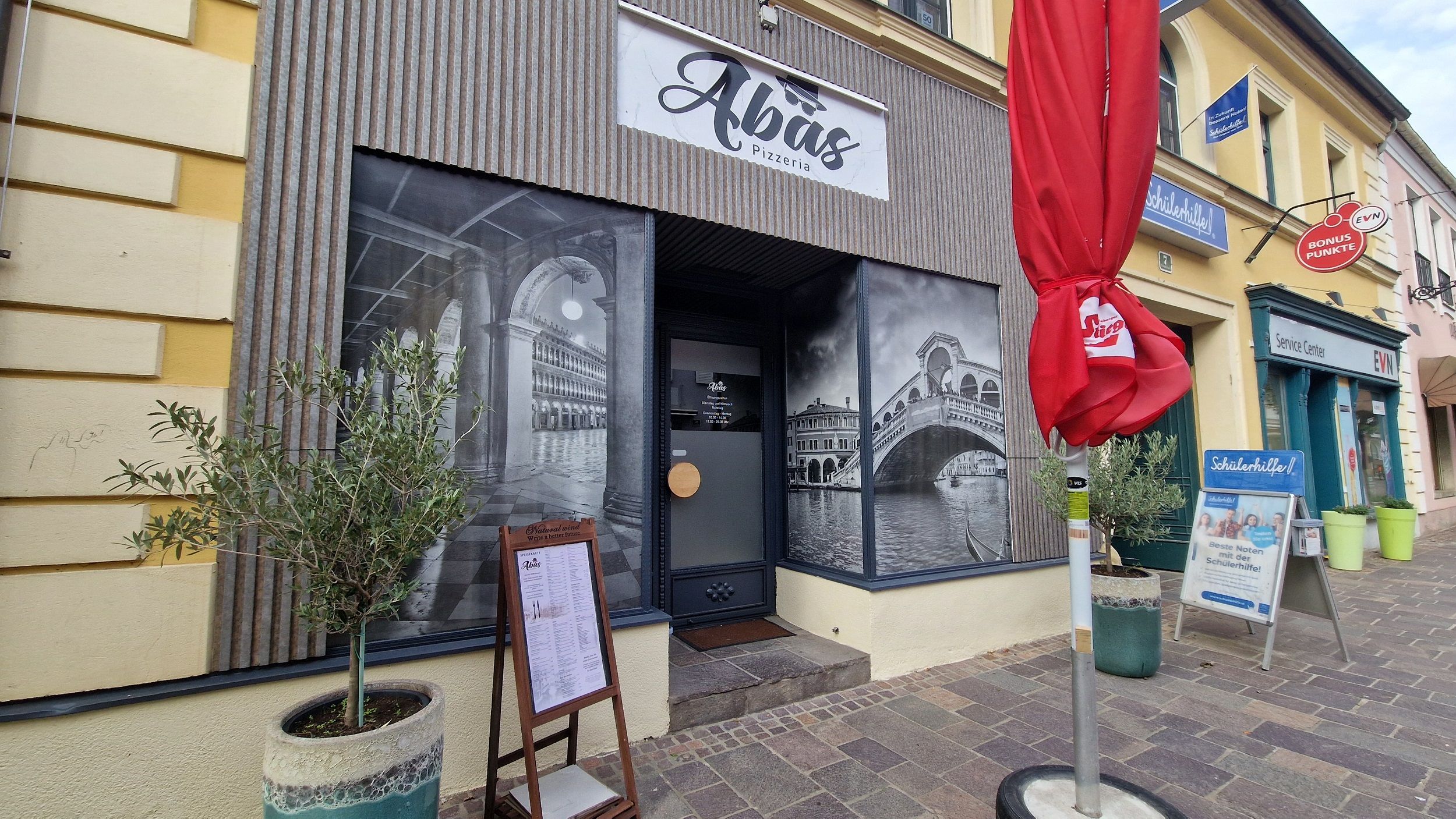 Reštaurácia zvonku s nápisom nad dverami 