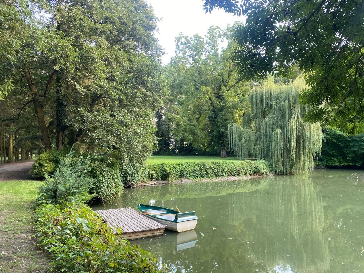 Záhradné jazierko s člnom a mólom