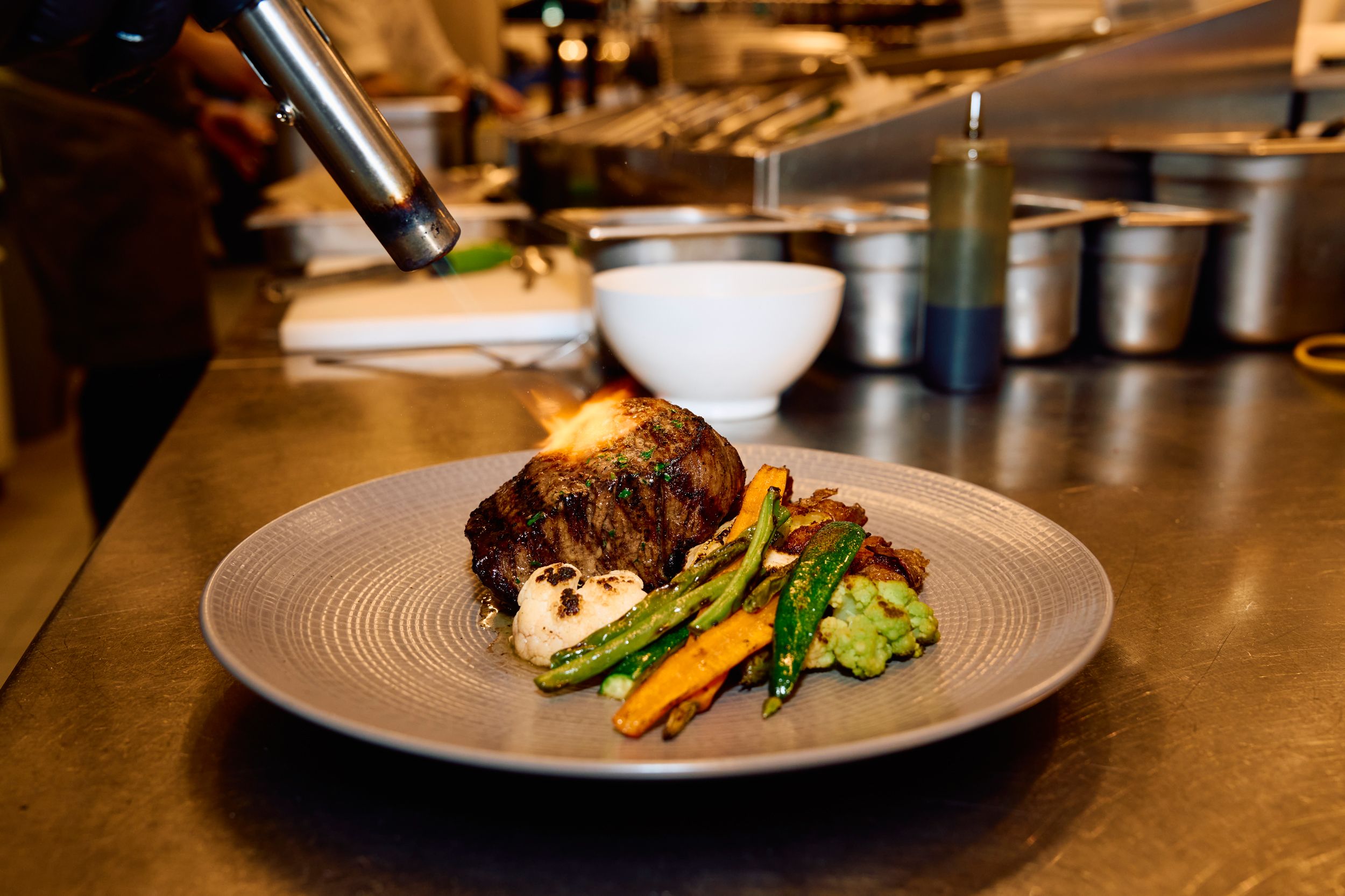 Wolfgang Puck Kitchen + Bar, mäso je flambované na tanieri