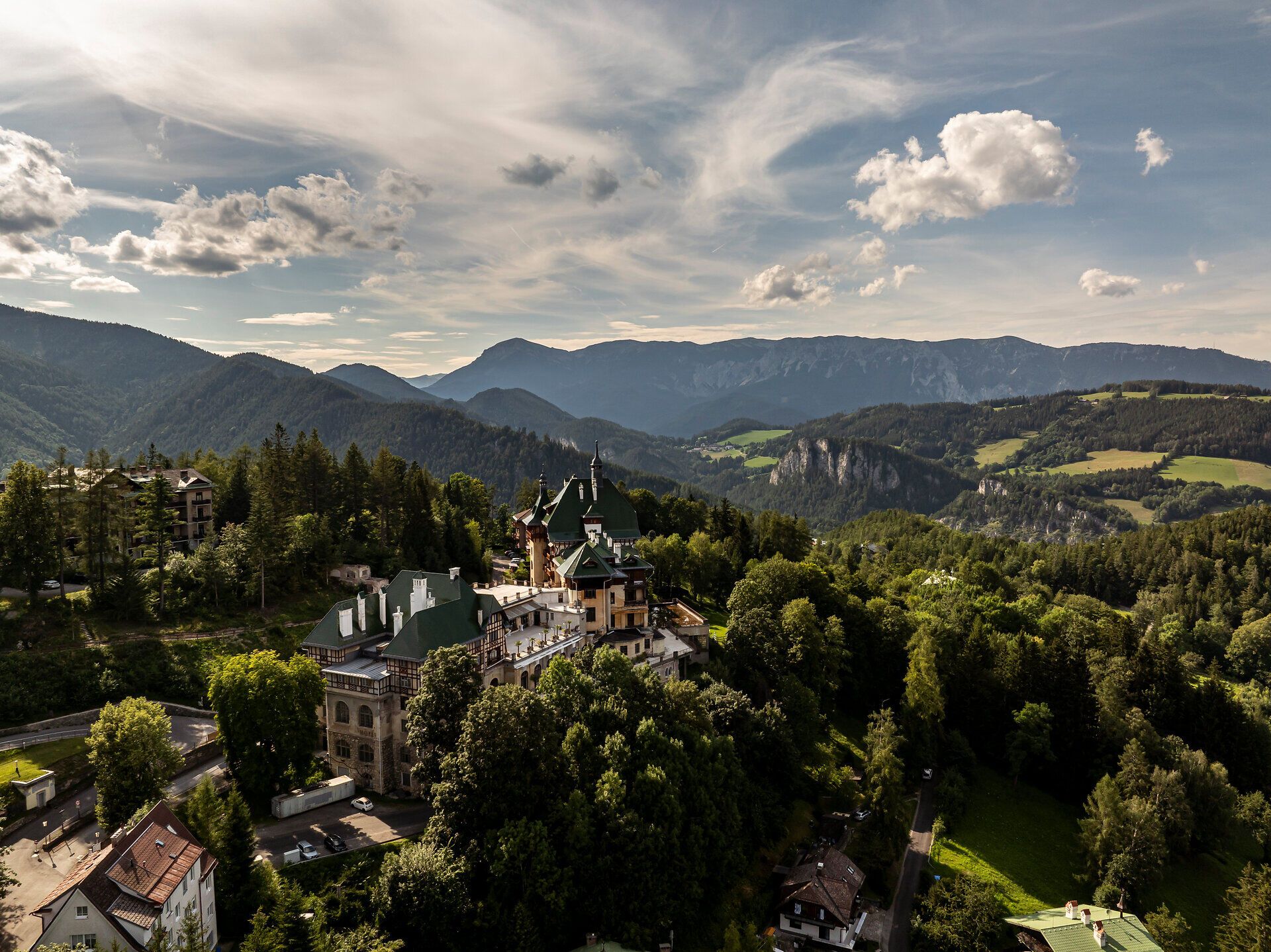 Blick auf das Südbahnhotel Semmering mit der Rax im Hintergrund