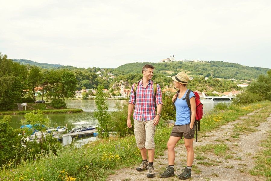 Turistika v Krummnussbaume v pozadí Bazilika Maria Taferl