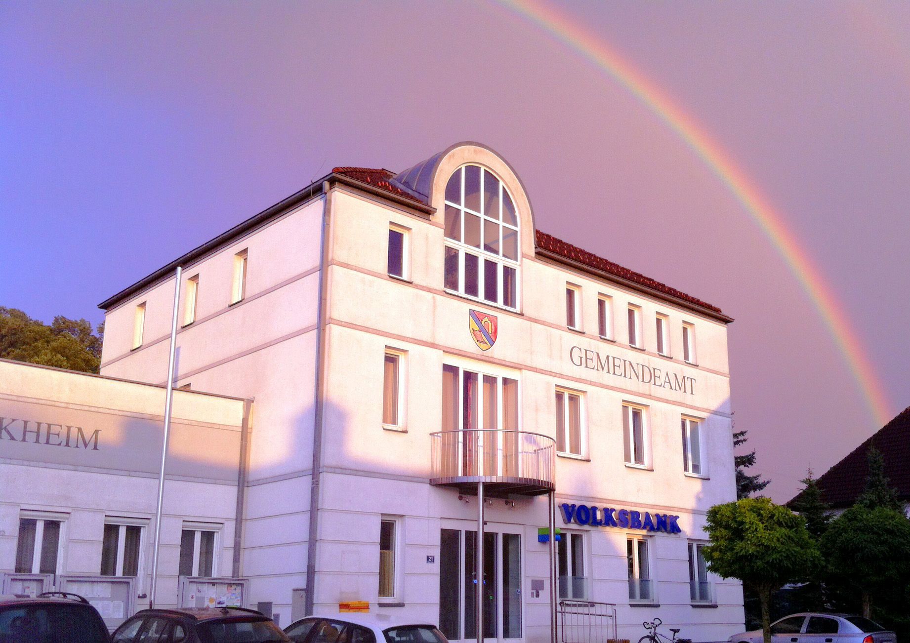 Budova obecného úradu v Ernsthofene s dúhou v pozadí.