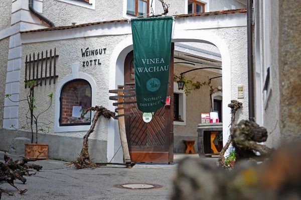 Vchod do vinárstva s nápisom "Vinea Wachau" a "Weingut Zottl".