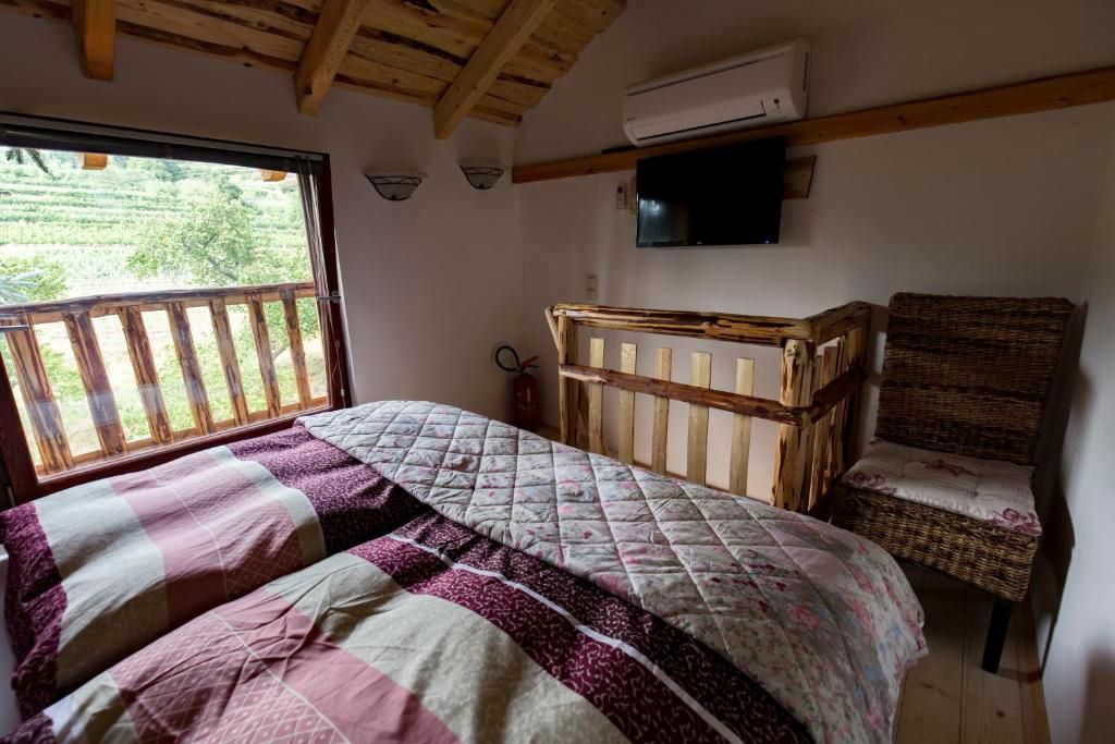 Manželská posteľ s farebnou posteľnou bielizňou