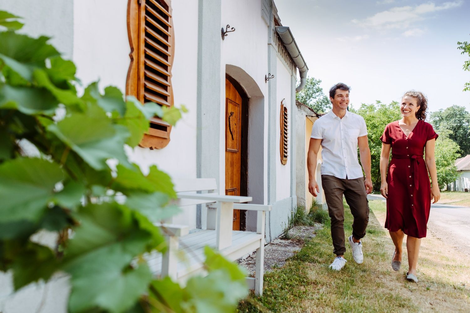 Pár před pivnicou v Vínných uličkách Königsbrunn.