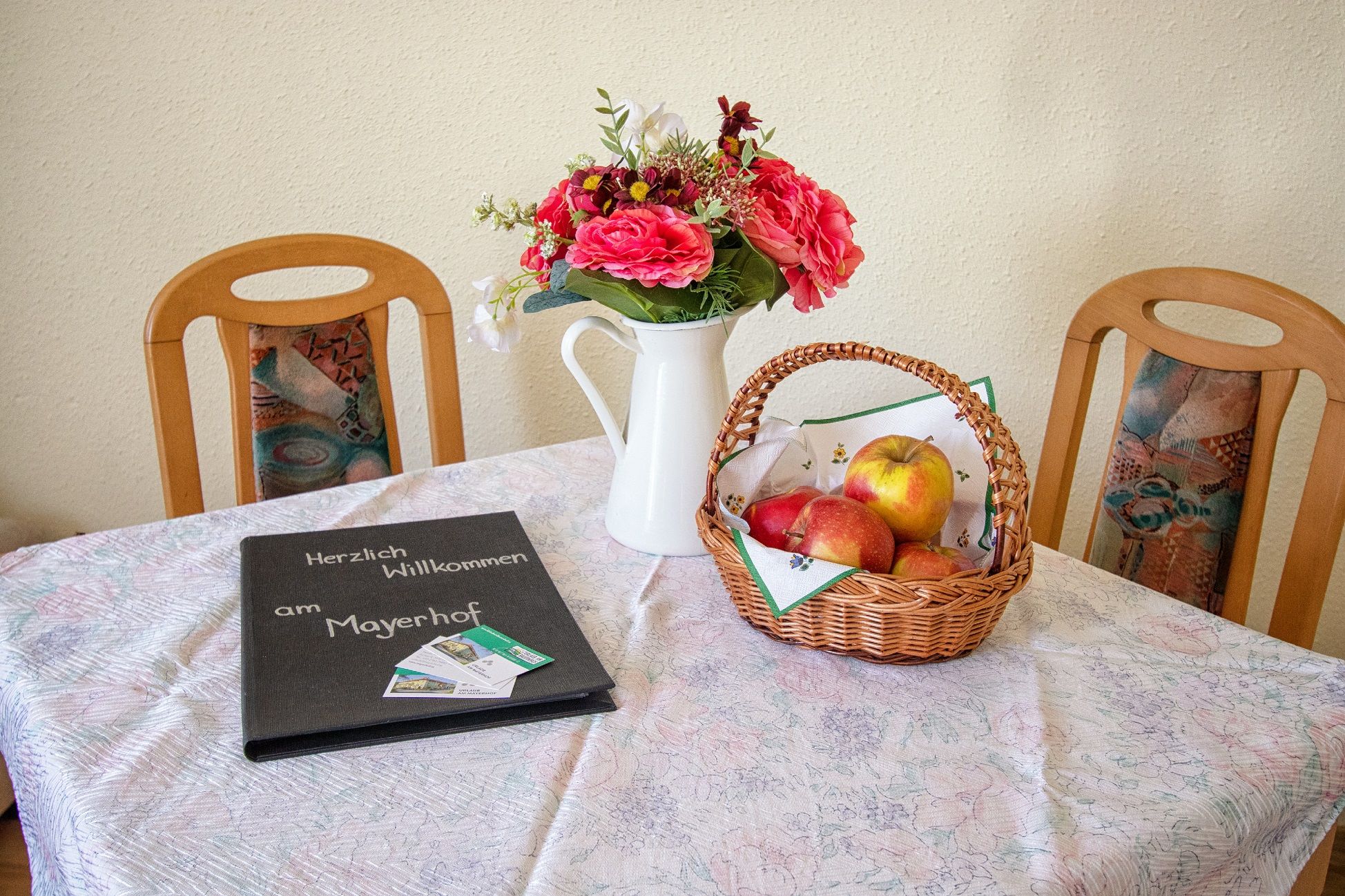 Stôl s uvítacím pozdravom 