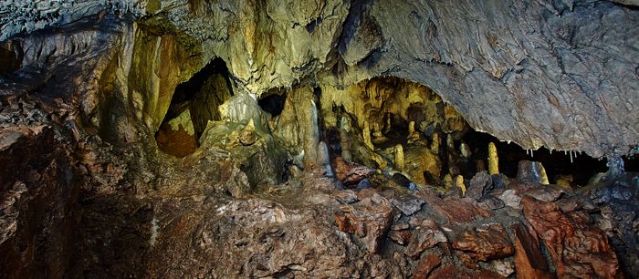 Pohľad do vnútra jaskyne so stalagmitmi a stalaktitmi.