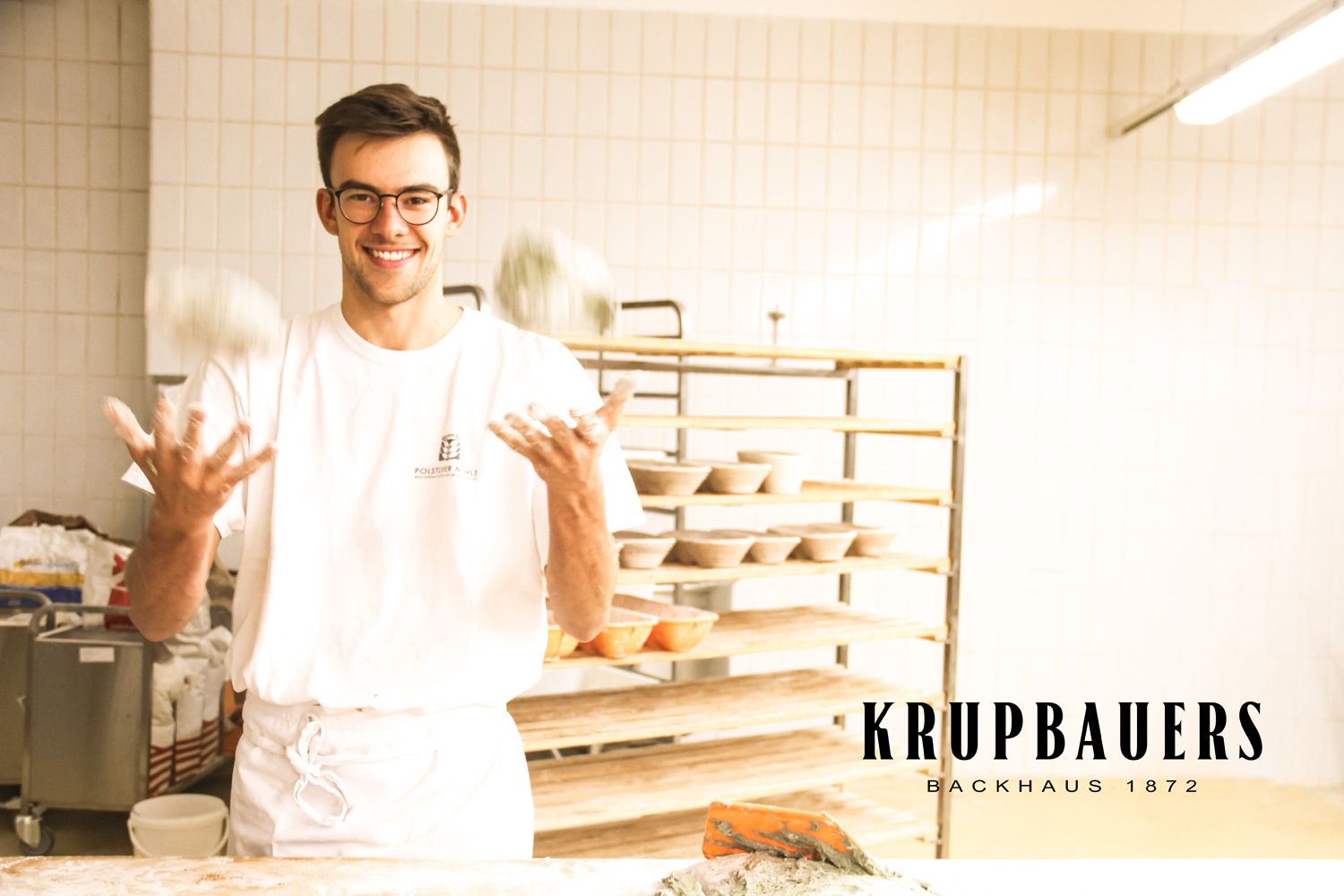 Pekár žongluje s guľôčkami cesta v pekárni.