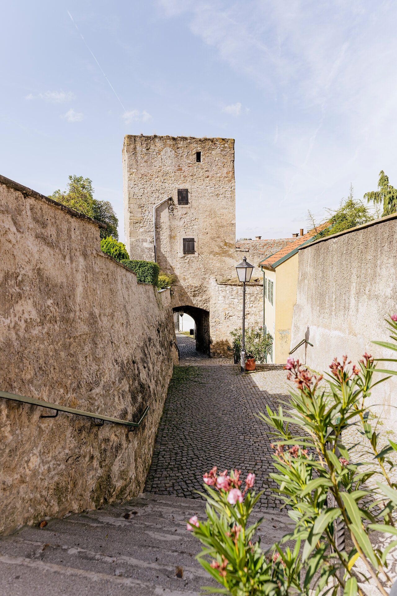 Kroky k kostolu Fischertor v Hainburgu an der Donau.
