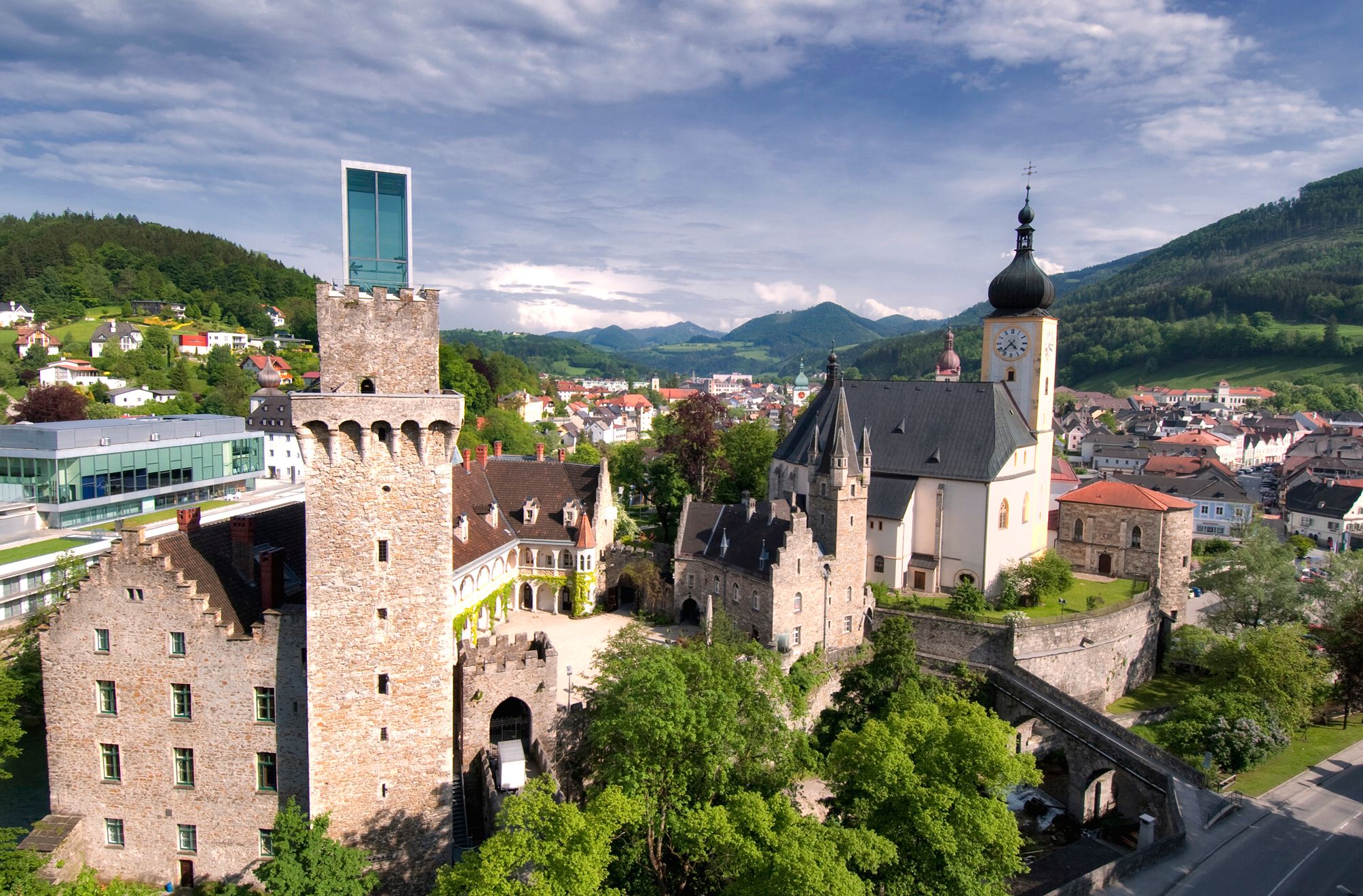 Panoráma mesta Waidhofen an der Ybbs s historickou vežou a kostolom.