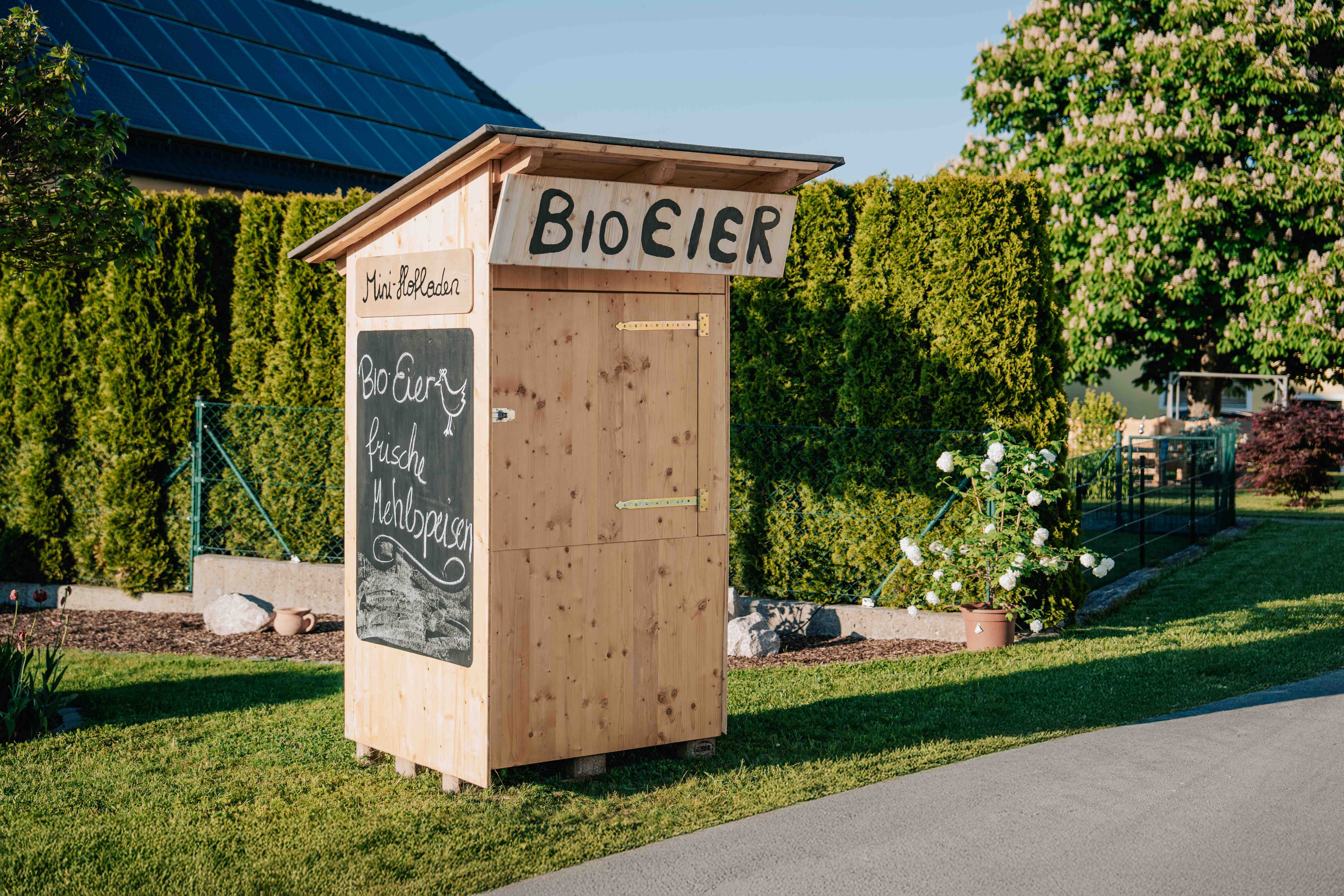 Ekologické vajcia a čerstvé pečivo sú propagované na tabuli pred malým obchodom Holzhof priamo pred farmou Wieserhof.