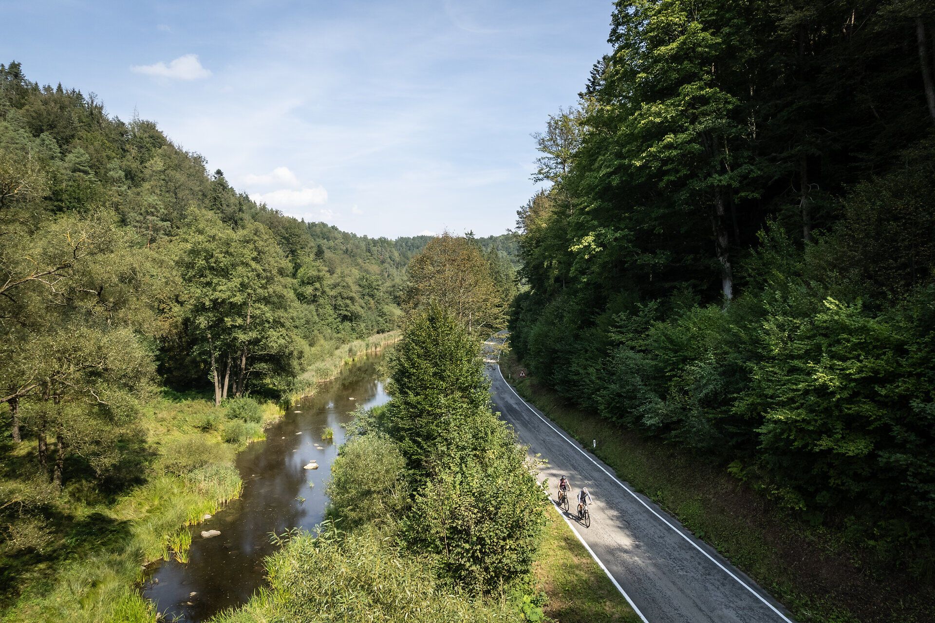 Pozdĺž Cyklotras Kamptal sa rozprestiera malebná krajina, kde sa harmonicky prelínajú kopce a svieže lesy. Pokojná rieka sa vinie zelenou idylou a pozýva cyklistov, aby si naplno vychutnali krásu prírody.