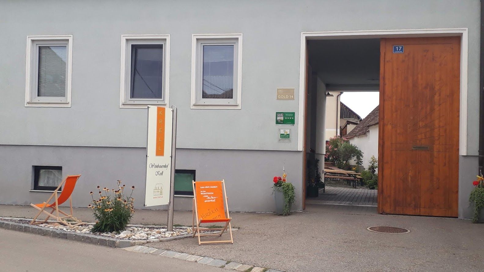 Vchod do vinárstva s nápisom "Krell", ležadlo a rastliny.