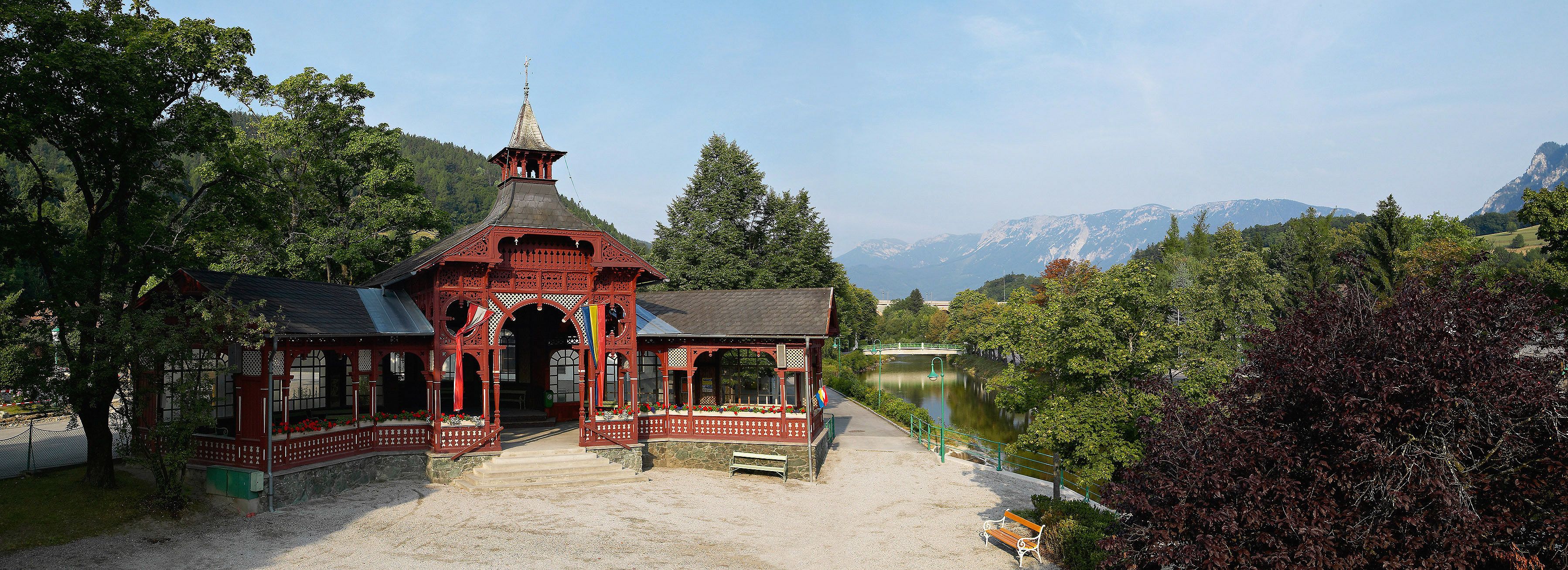 Červený pavilón v Payerbachu s horami v pozadí.