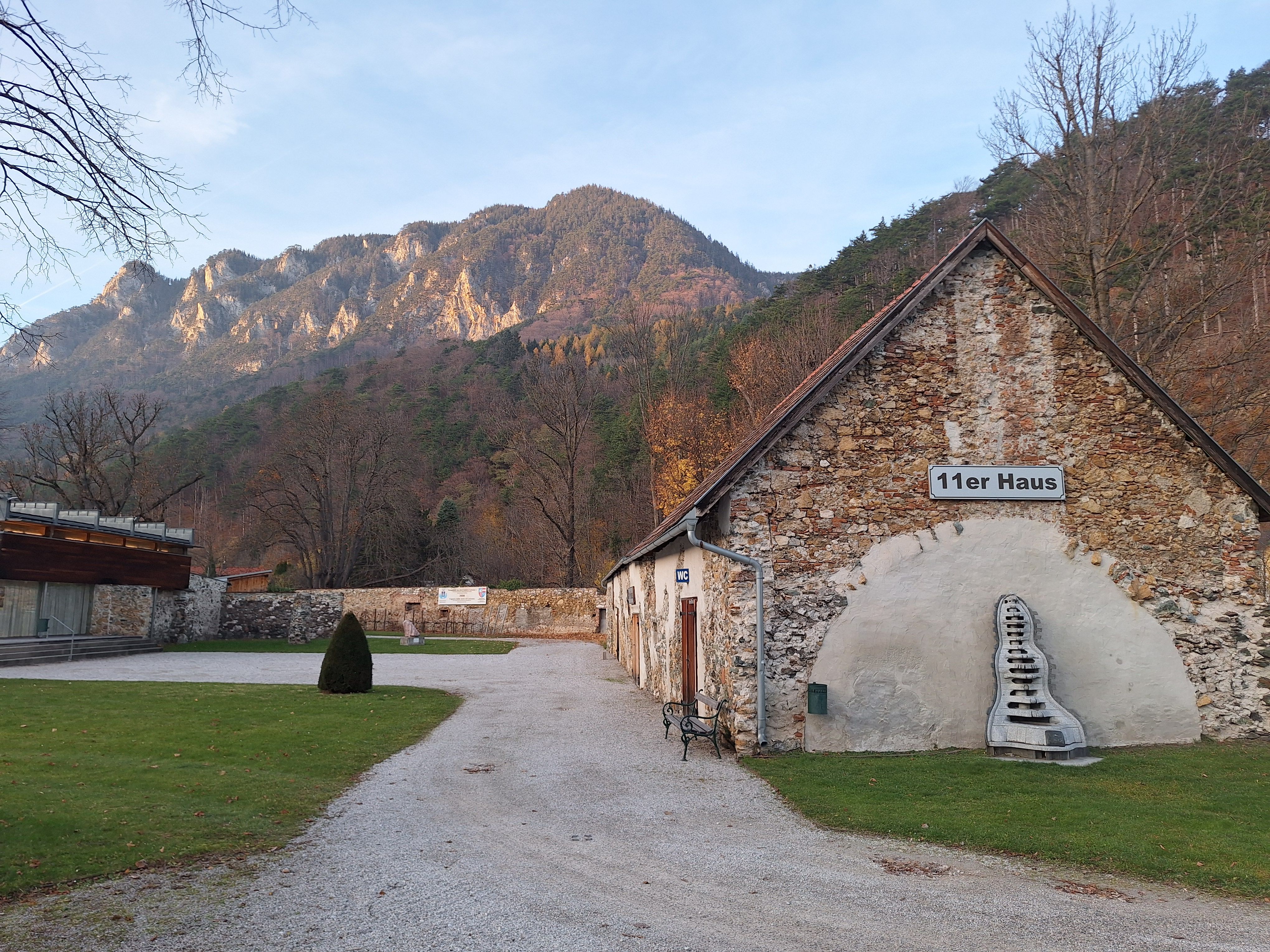 Exteriérový pohľad na dom 11er Haus s horskou scenériou v pozadí.