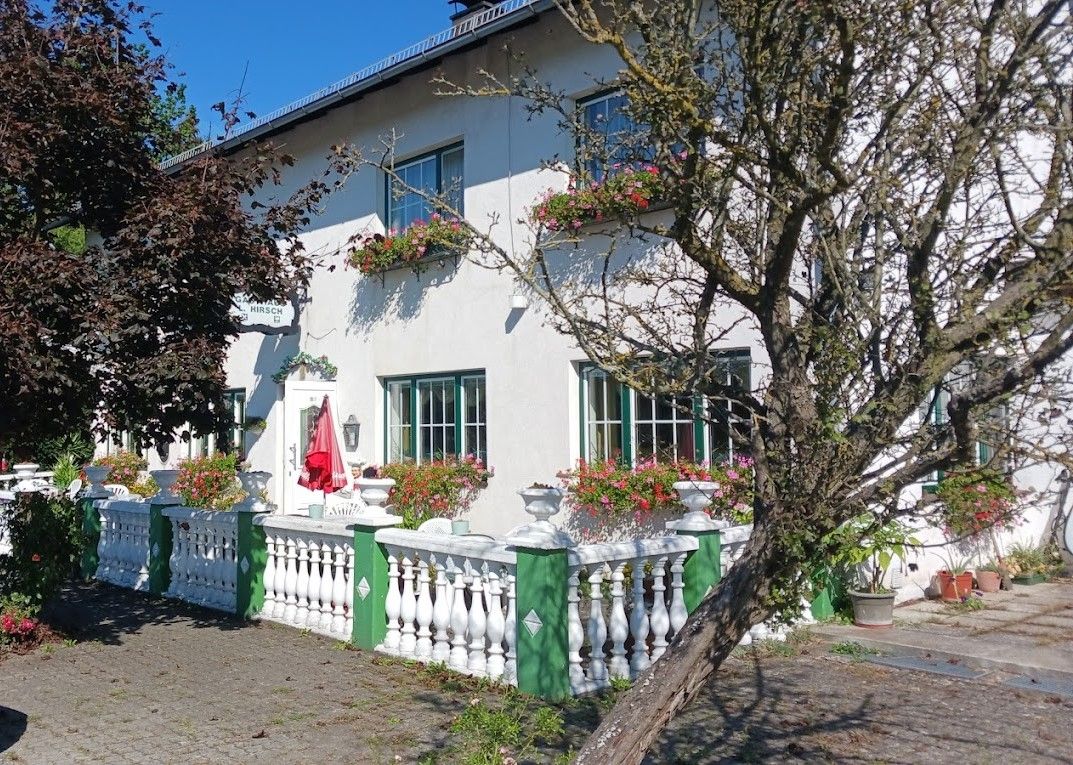 Pohľad na Gasthof Hirsch zvonku