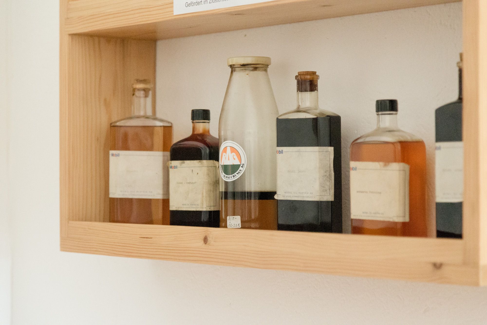 Polica so starými fľašami v mestskom múzeu v Zistersdorfe.