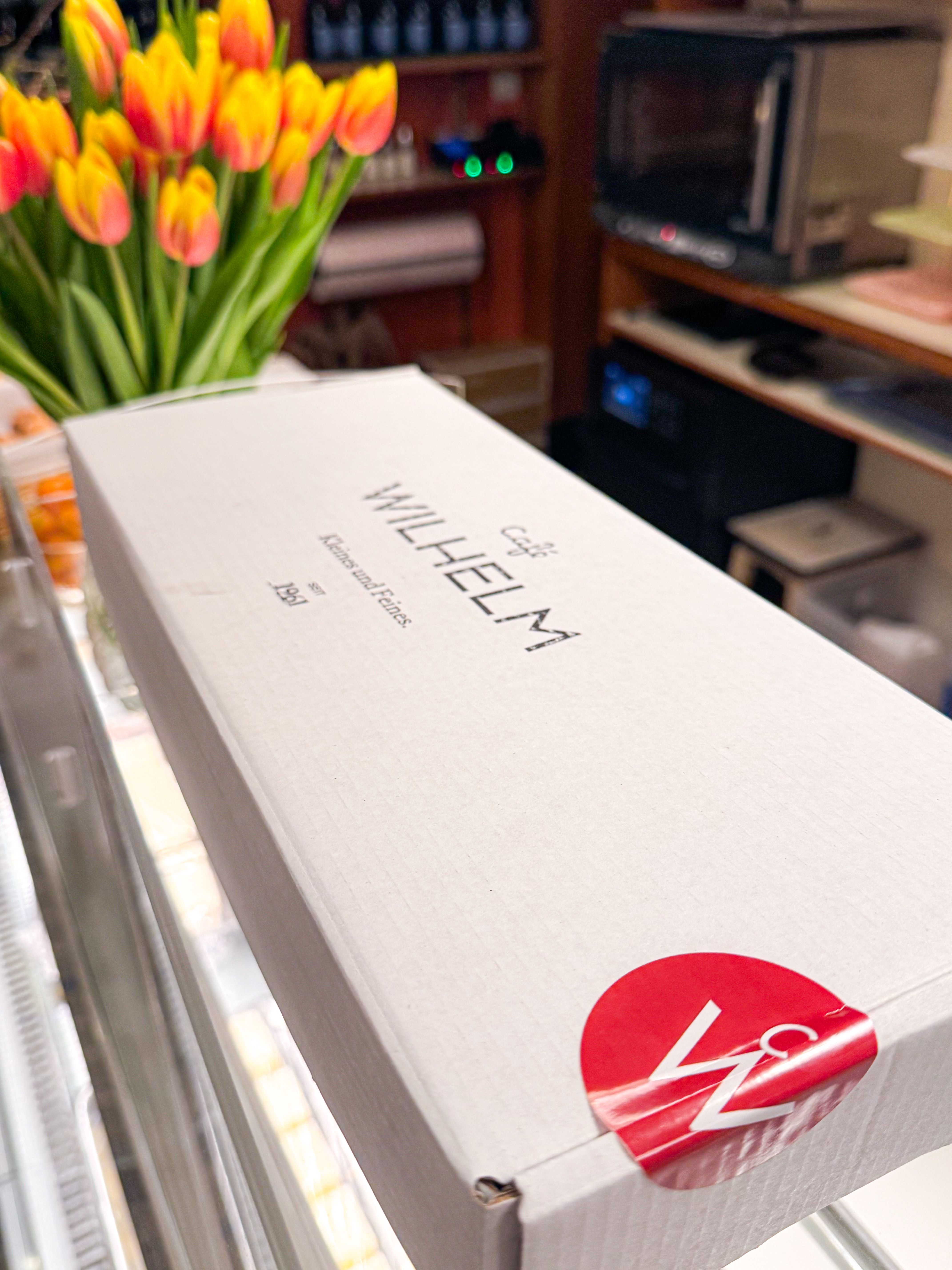 Biela škatuľa na rolky na odnesenie