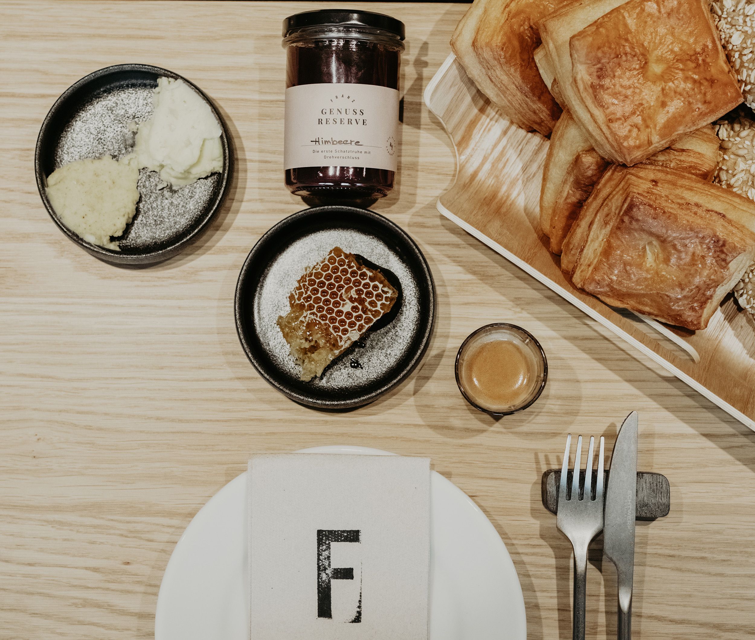 Raňajkové pečivo, med, prestieranie