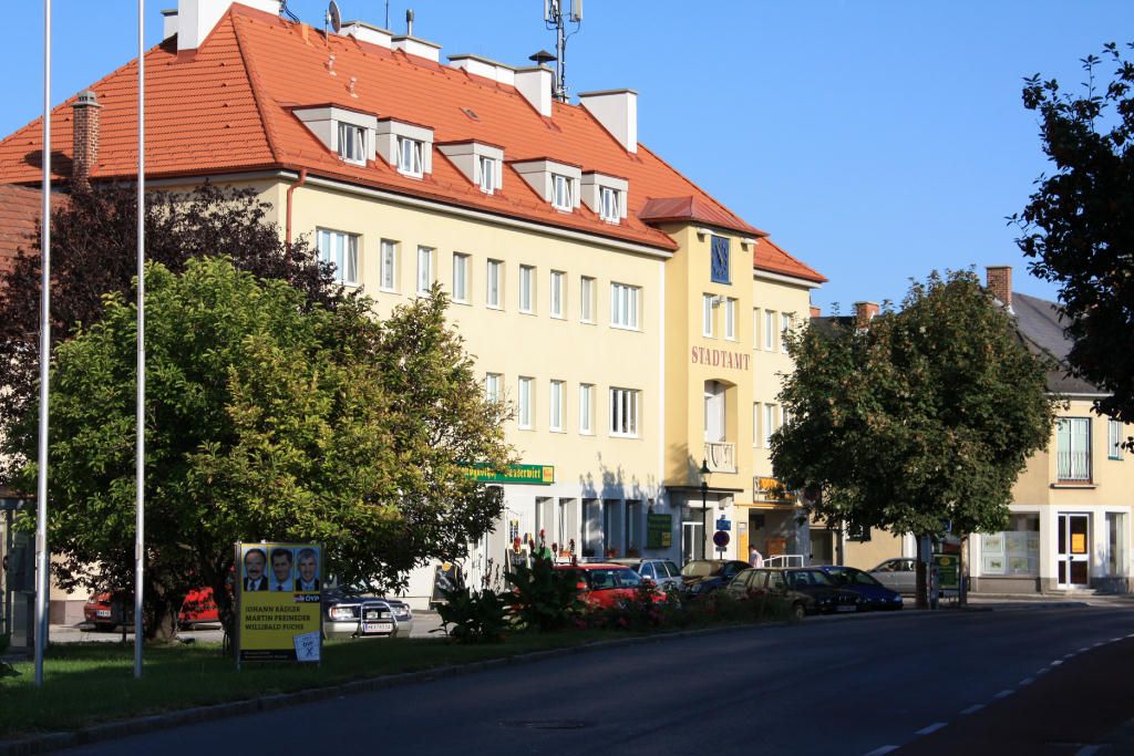 Ebenfurthská radnica s okolitými budovami a stromami.